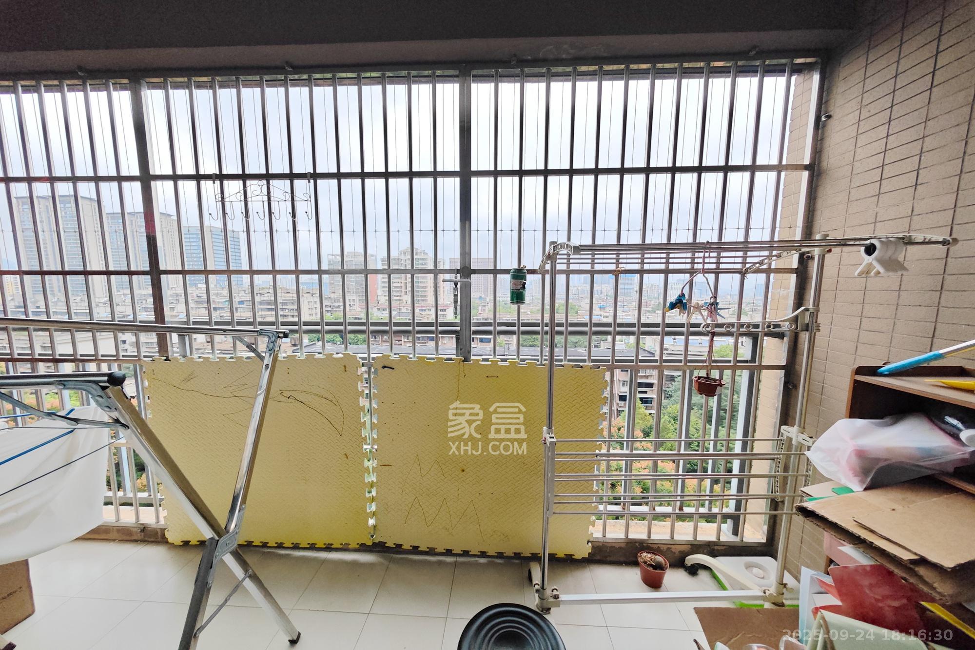 万博汇  3室2厅2卫    165.0万阳台