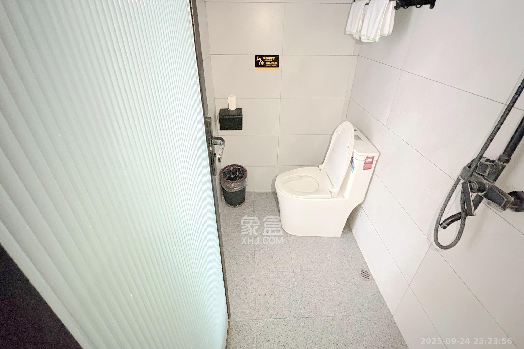 鸿盛大厦  4室2厅2卫    150.0万卫生间