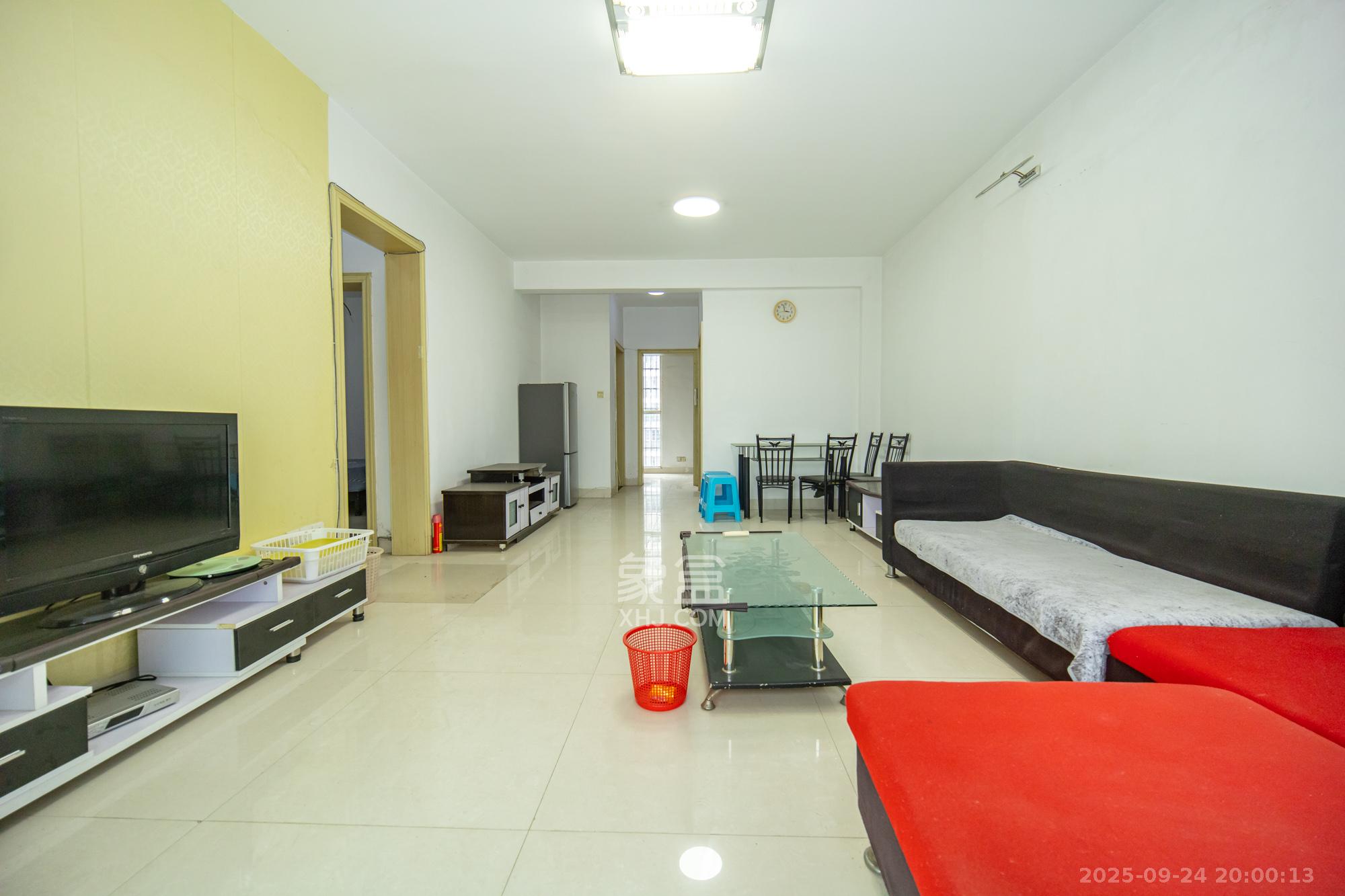 香槟小镇(香槟花苑）  3室2厅1卫    46.0万客厅