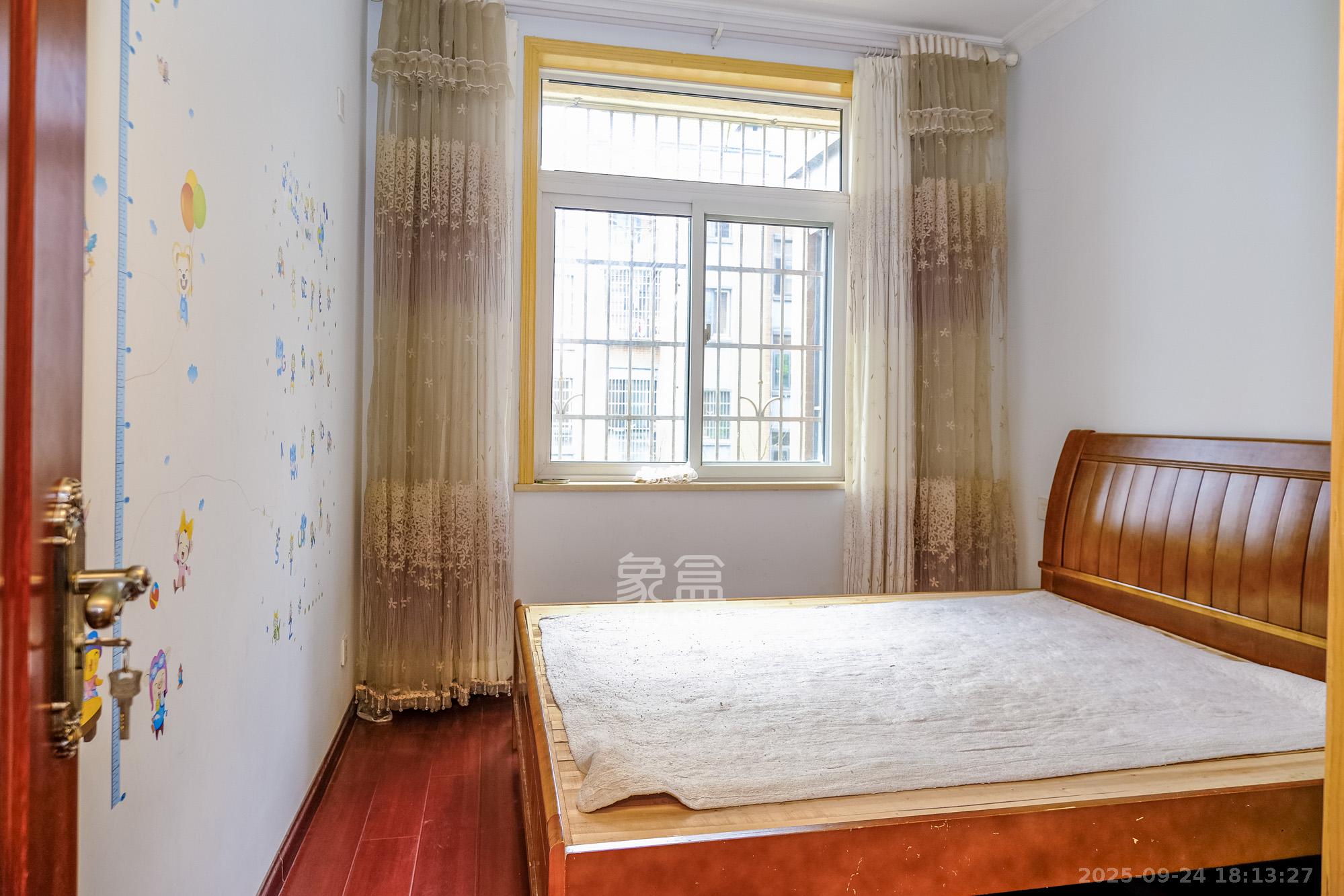 山水湾 3室2厅2卫 1700.0元/月 山水湾 3室2厅2卫 1700.0元/月室内图