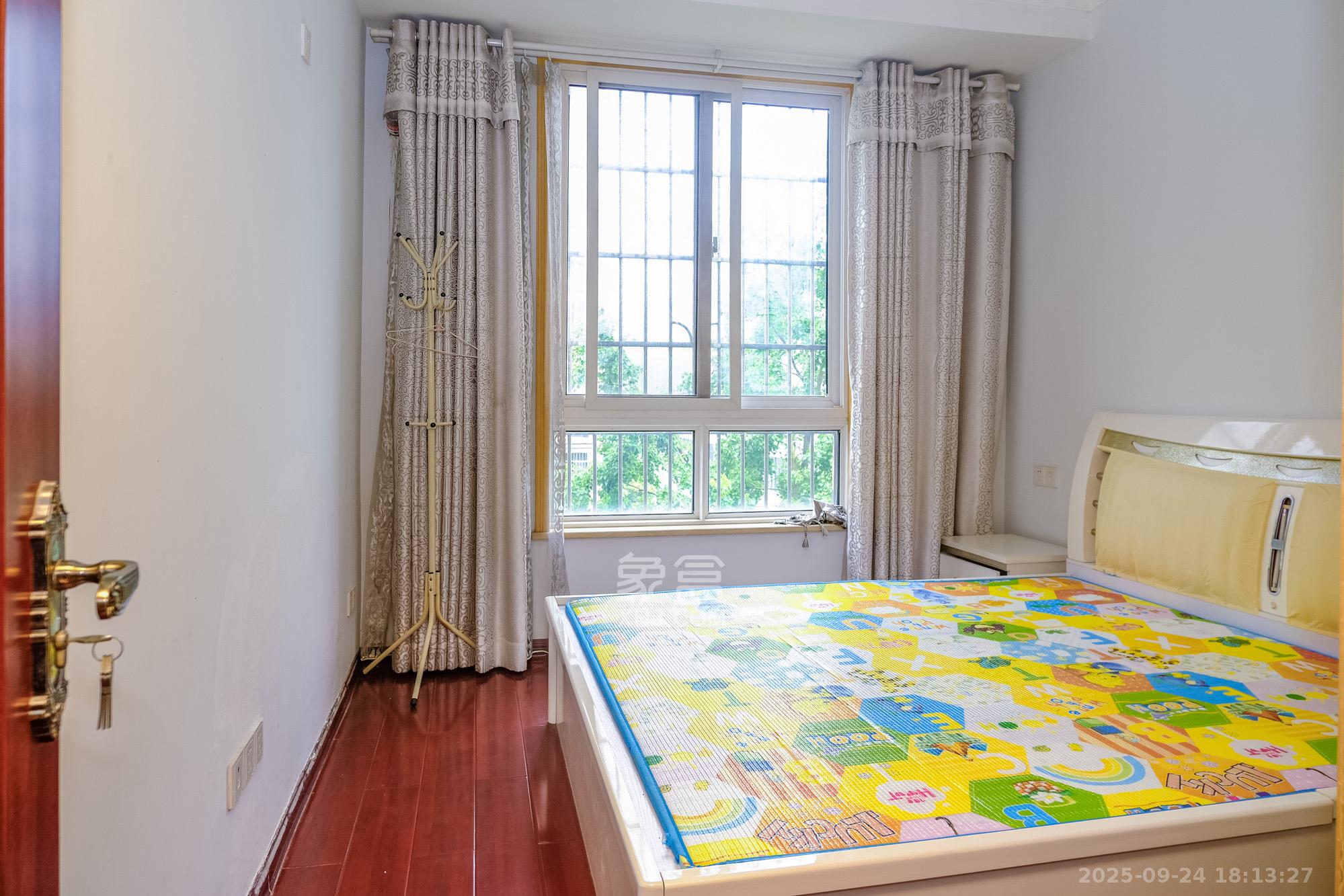 山水湾 3室2厅2卫 1700.0元/月 山水湾 3室2厅2卫 1700.0元/月室内图