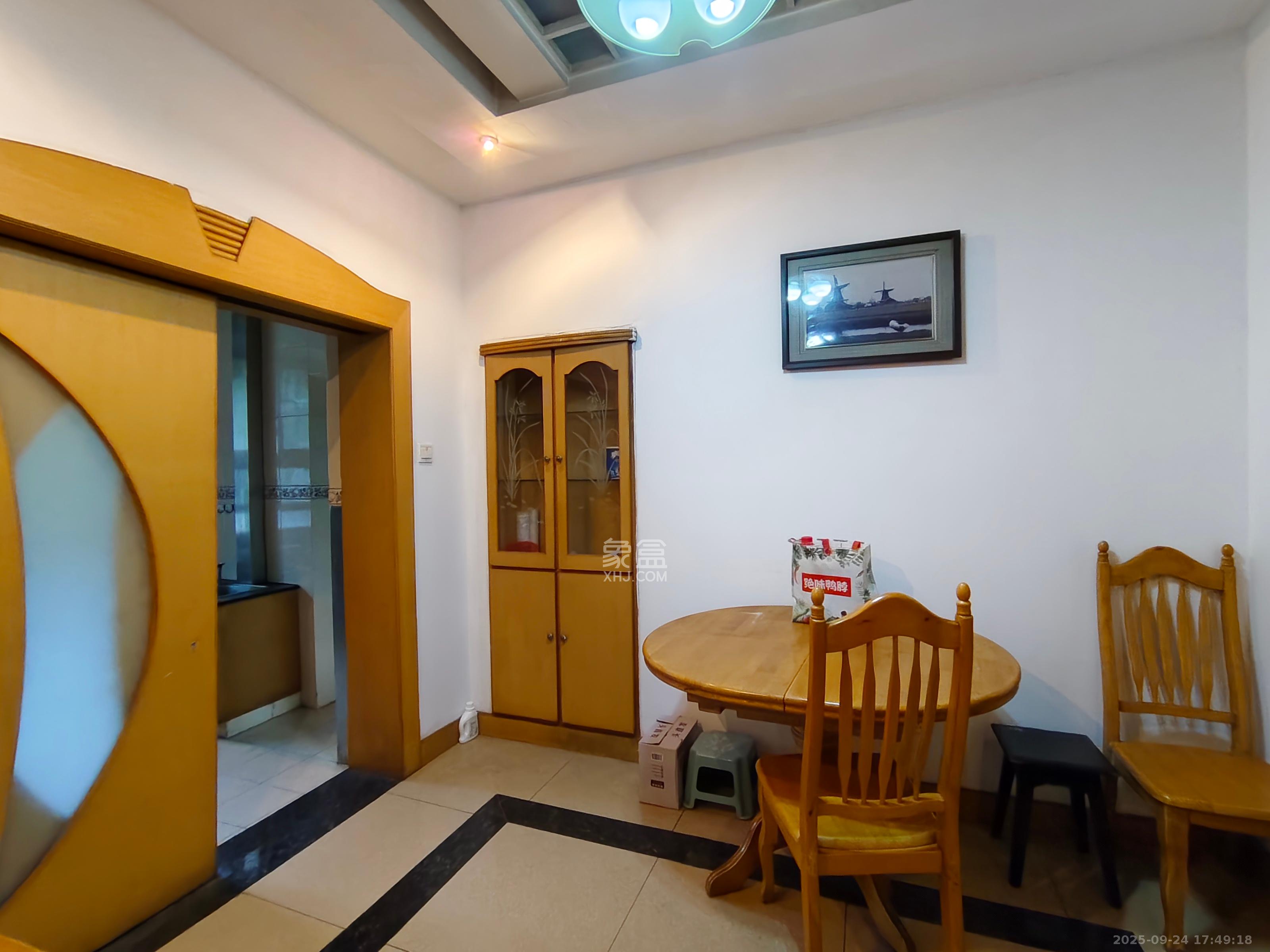 电信花园  3室2厅2卫    2200.0元/月室内图