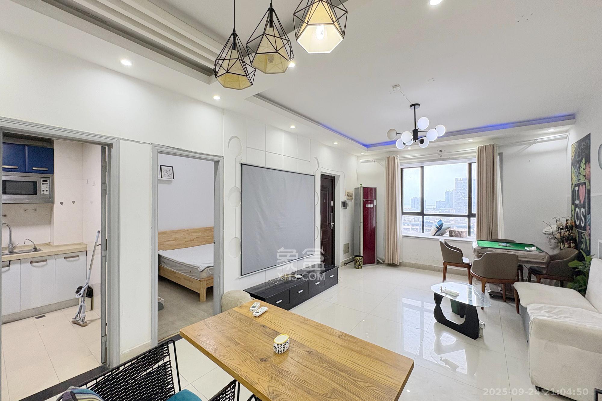 五一大道202(中环壹世界) 3室2厅1卫 130.0万 五一大道202(中环壹世界) 3室2厅1卫 130.0万客厅