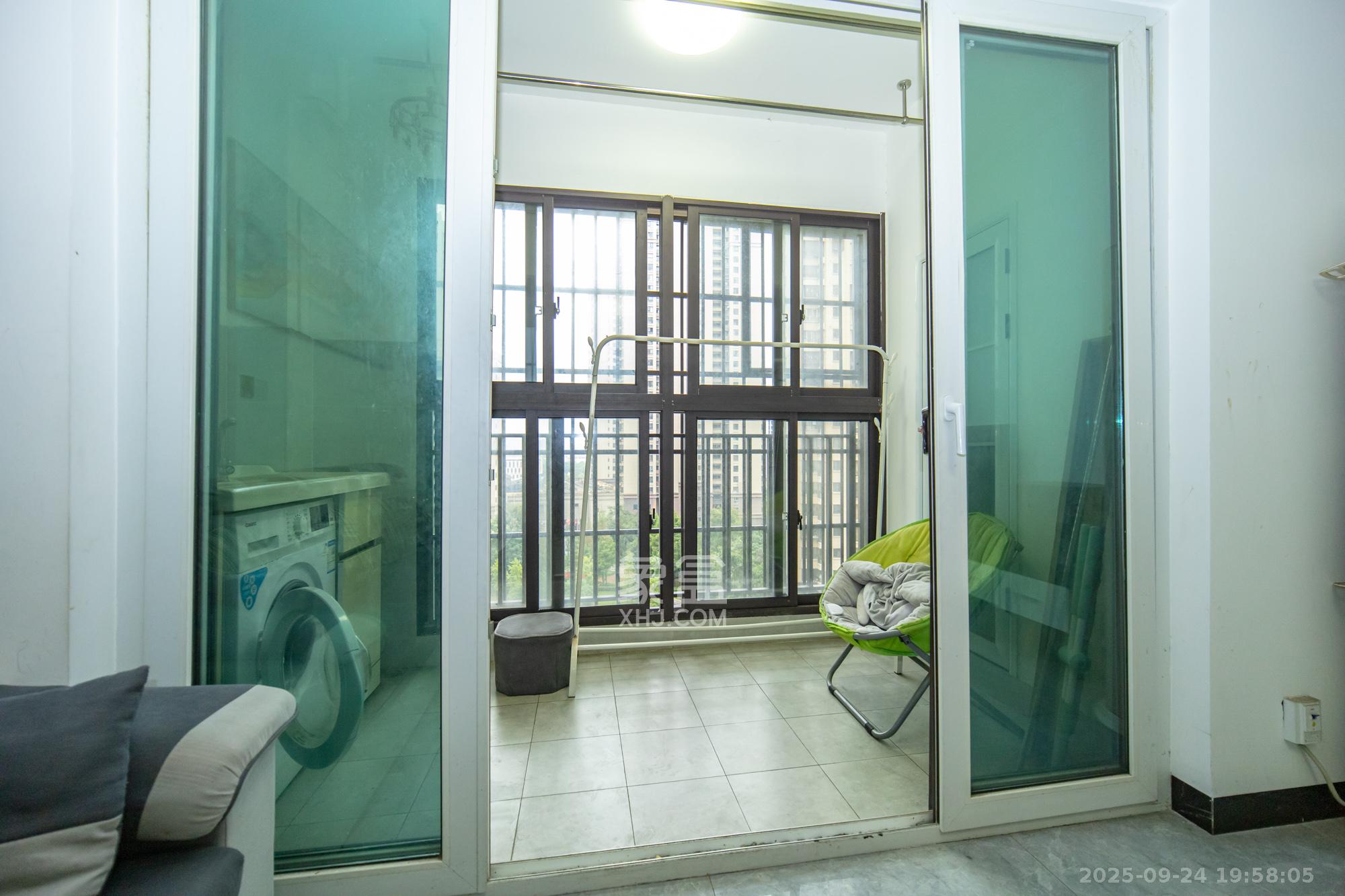 金科时代中心 3室2厅2卫 84.99万 金科时代中心 3室2厅2卫 84.99万阳台