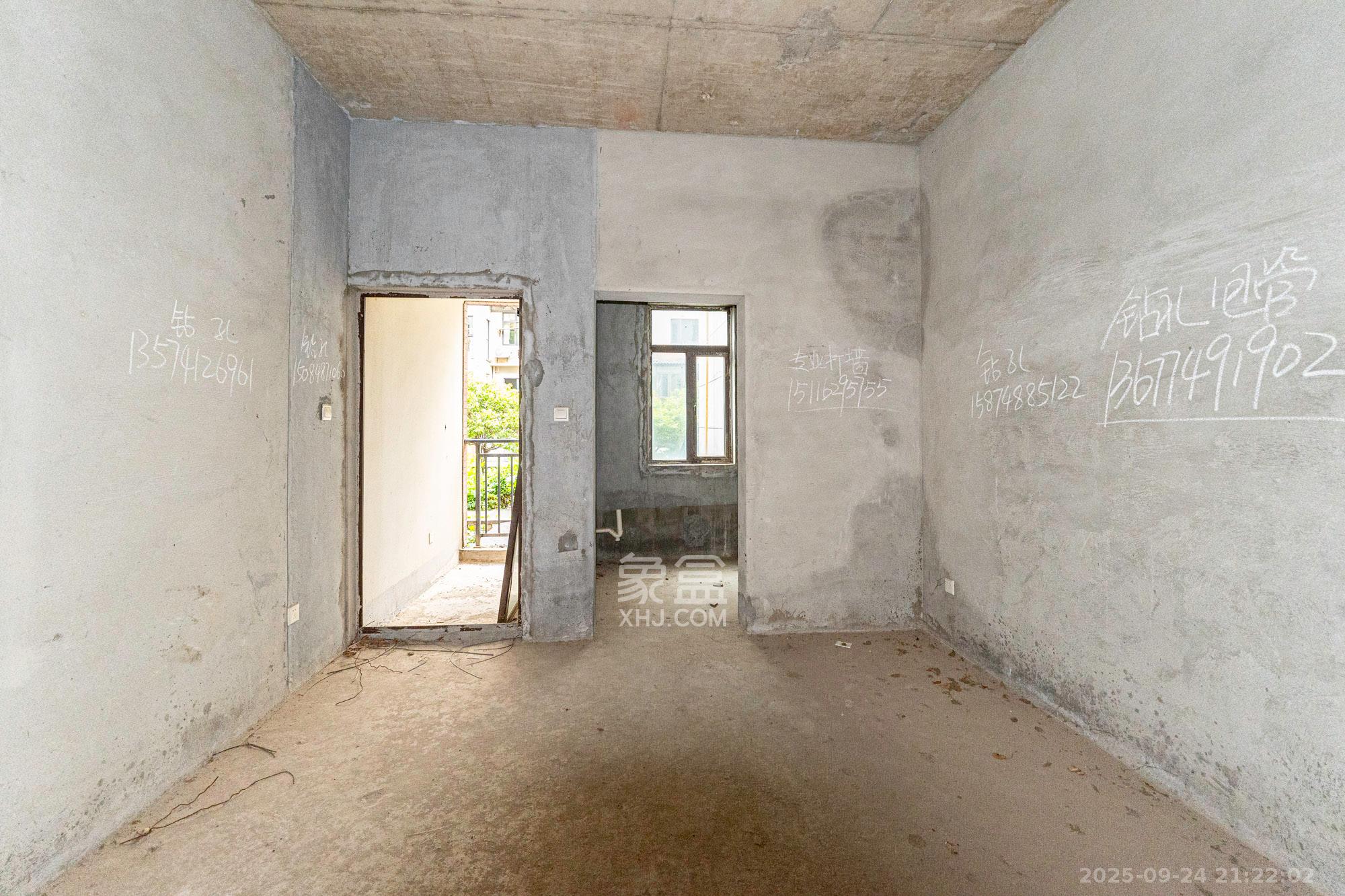 艾美潇湘  4室2厅2卫    188.0万客厅