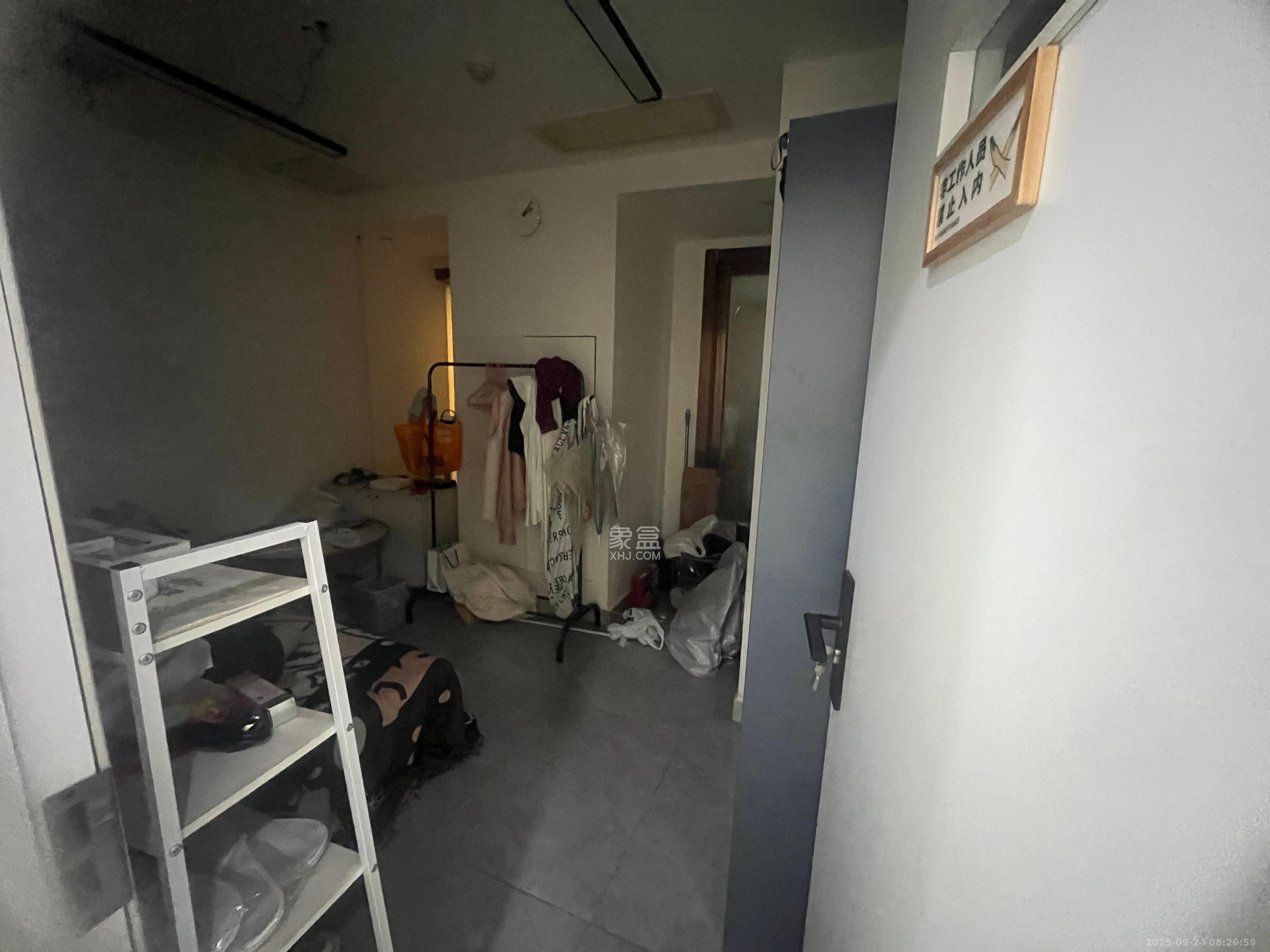 万坤图财富广场 8室1厅1卫 8500.0元/月 万坤图财富广场 8室1厅1卫 8500.0元/月室内图