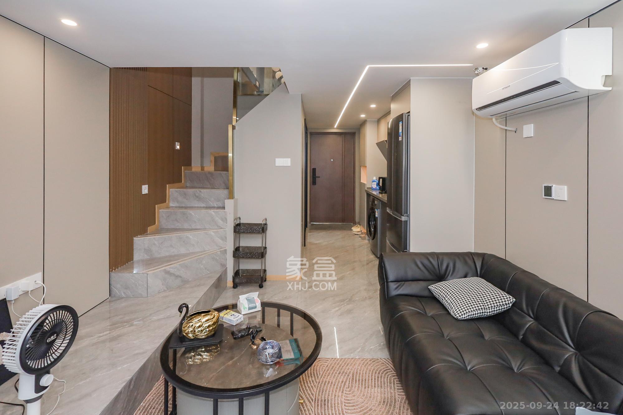 卓越中寰 2室1厅1卫 62.0万 卓越中寰 2室1厅1卫 62.0万客厅