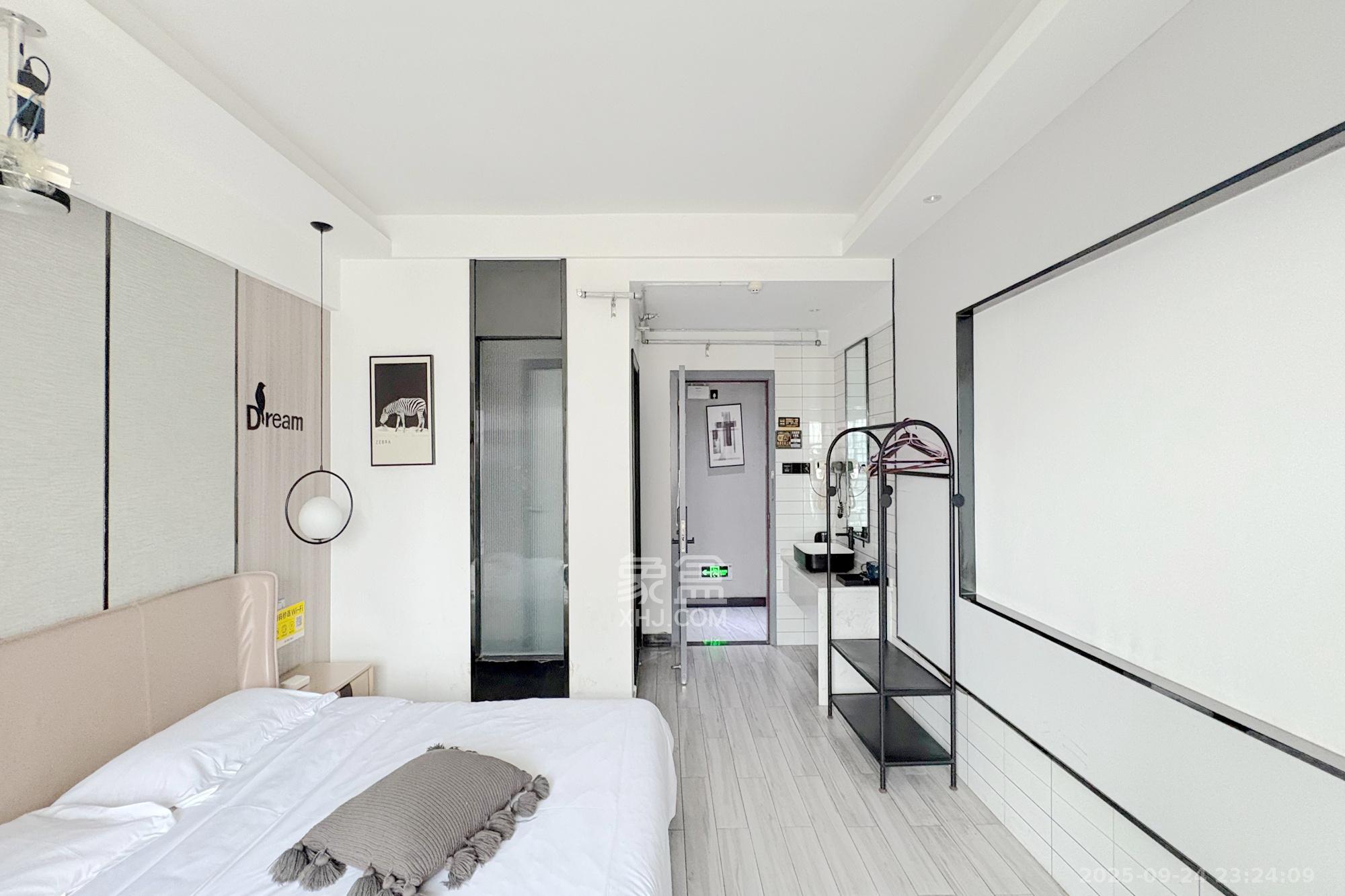 鸿盛大厦  4室2厅2卫    150.0万卧室