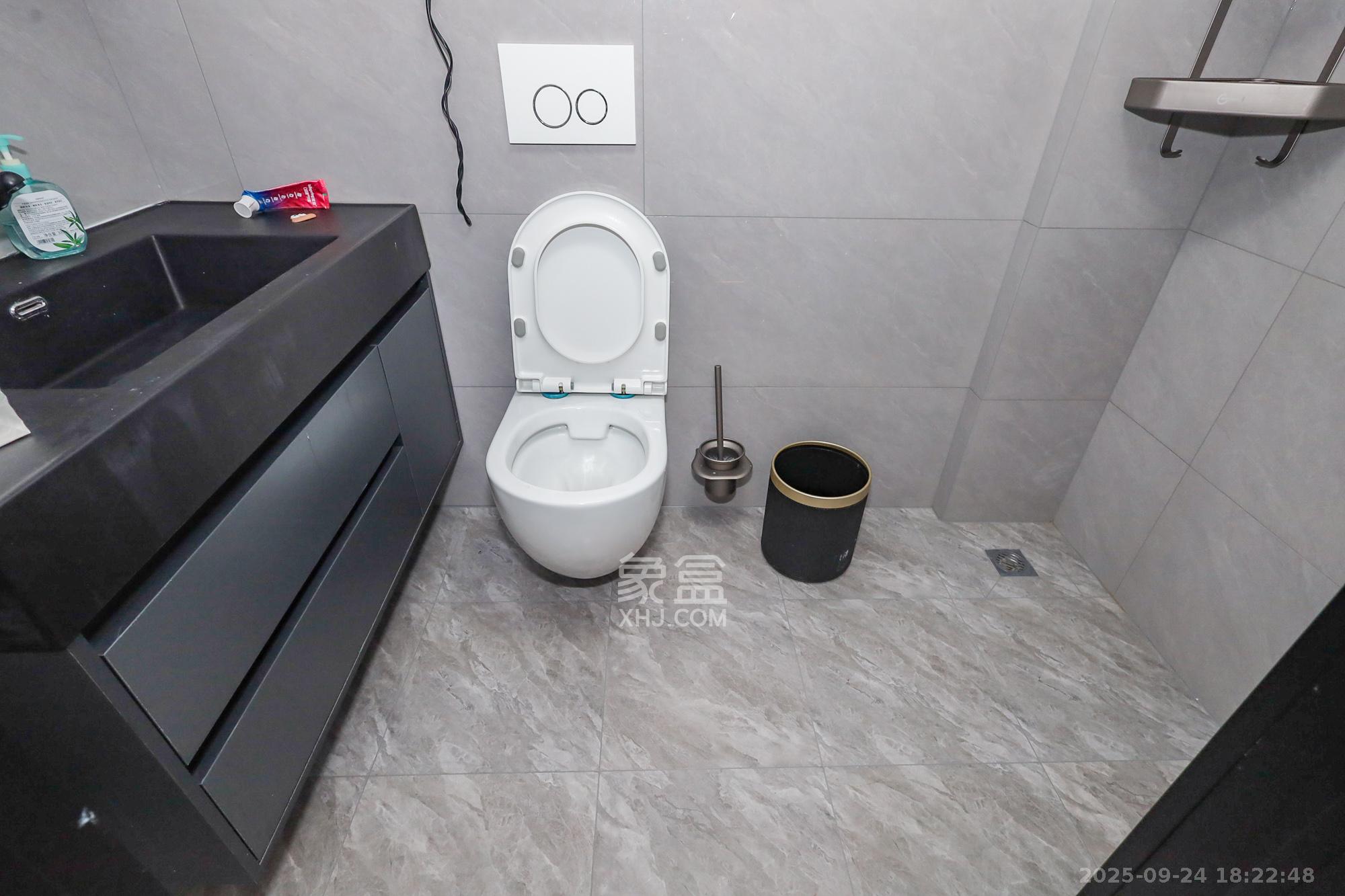 卓越中寰 2室1厅1卫 62.0万 卓越中寰 2室1厅1卫 62.0万卫生间