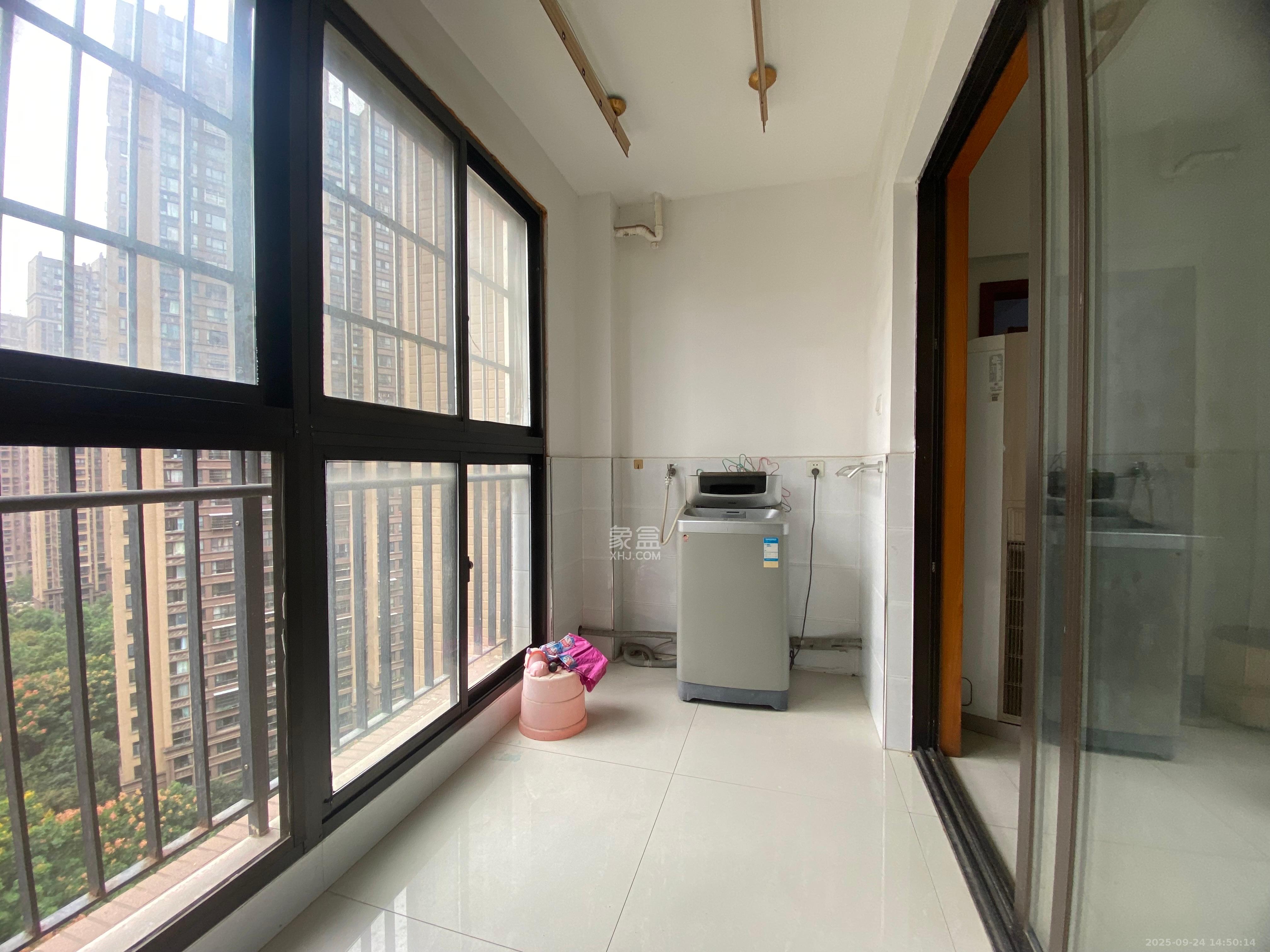 华润凤凰城三期  3室2厅1卫    2200.0元/月室内图