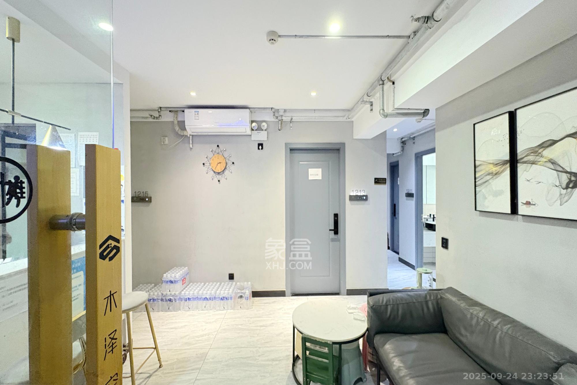 鸿盛大厦  4室2厅2卫    150.0万客厅