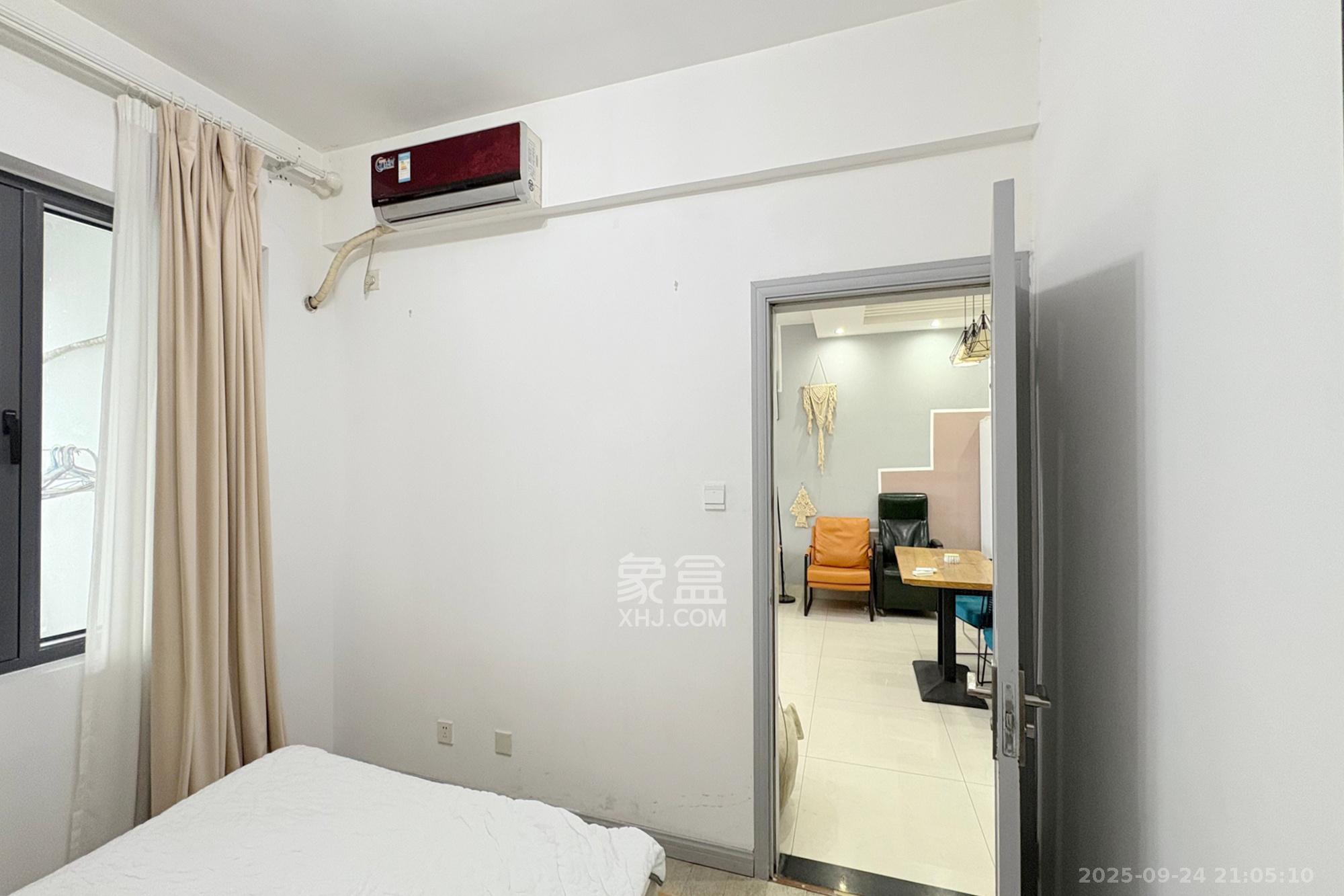 五一大道202(中环壹世界) 3室2厅1卫 130.0万 五一大道202(中环壹世界) 3室2厅1卫 130.0万其他