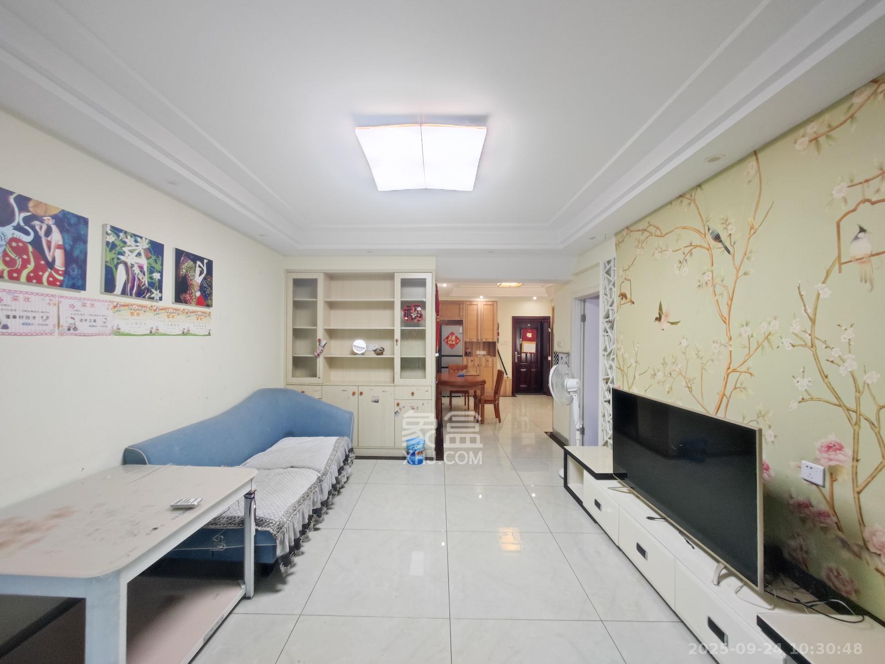 翡翠云天 3室2厅1卫 75.0万 翡翠云天 3室2厅1卫 75.0万客厅