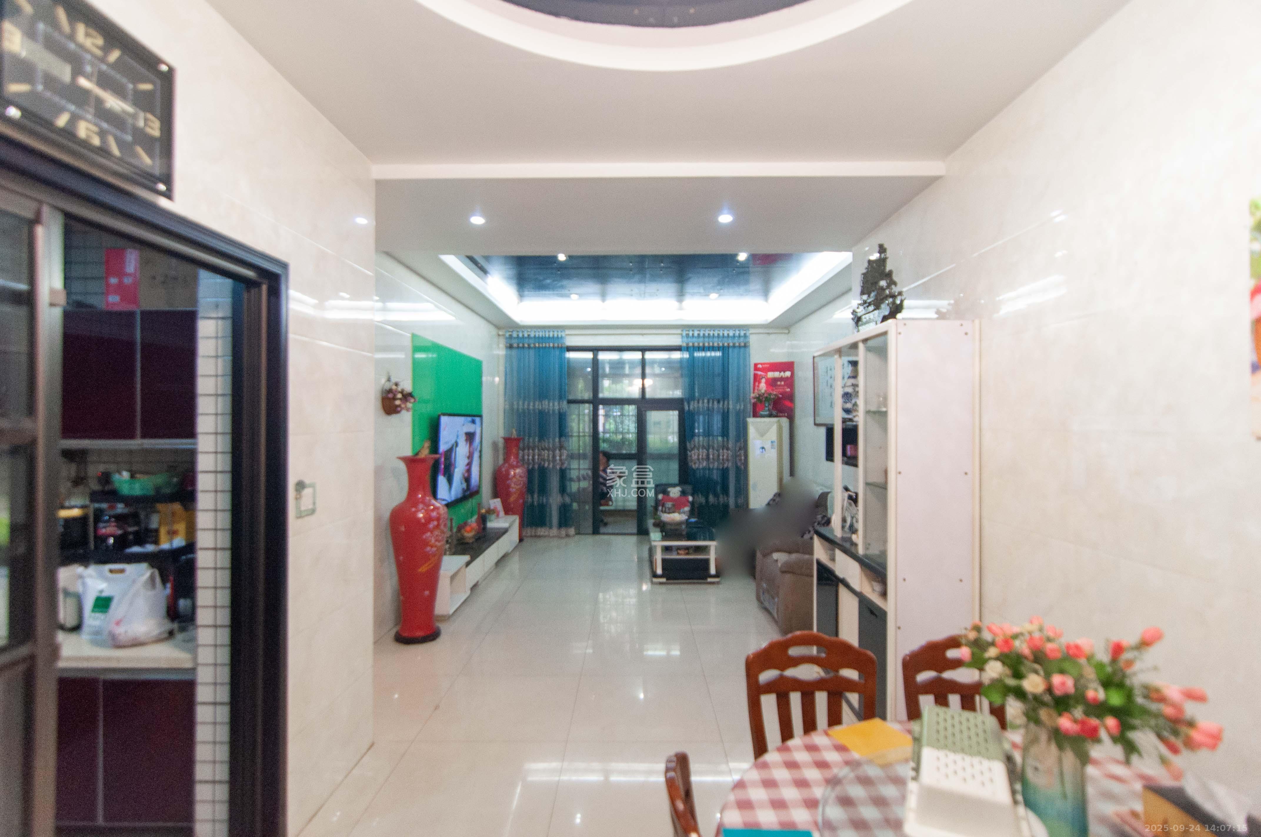 沁园春御院 3室2厅2卫 165.0万 沁园春御院 3室2厅2卫 165.0万客厅