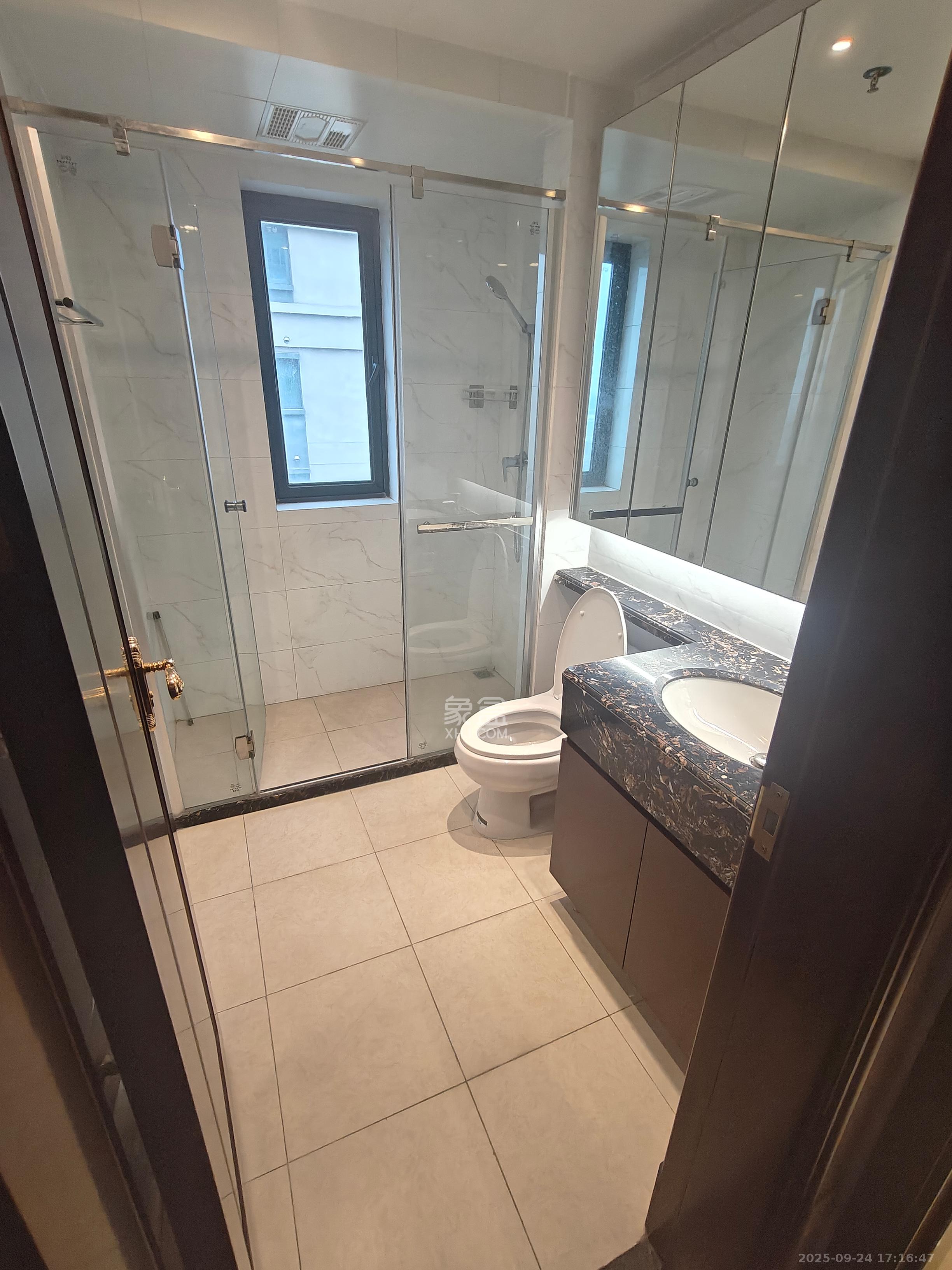 恒大翡翠华庭 3室2厅2卫 2000.0元/月 恒大翡翠华庭 3室2厅2卫 2000.0元/月室内图