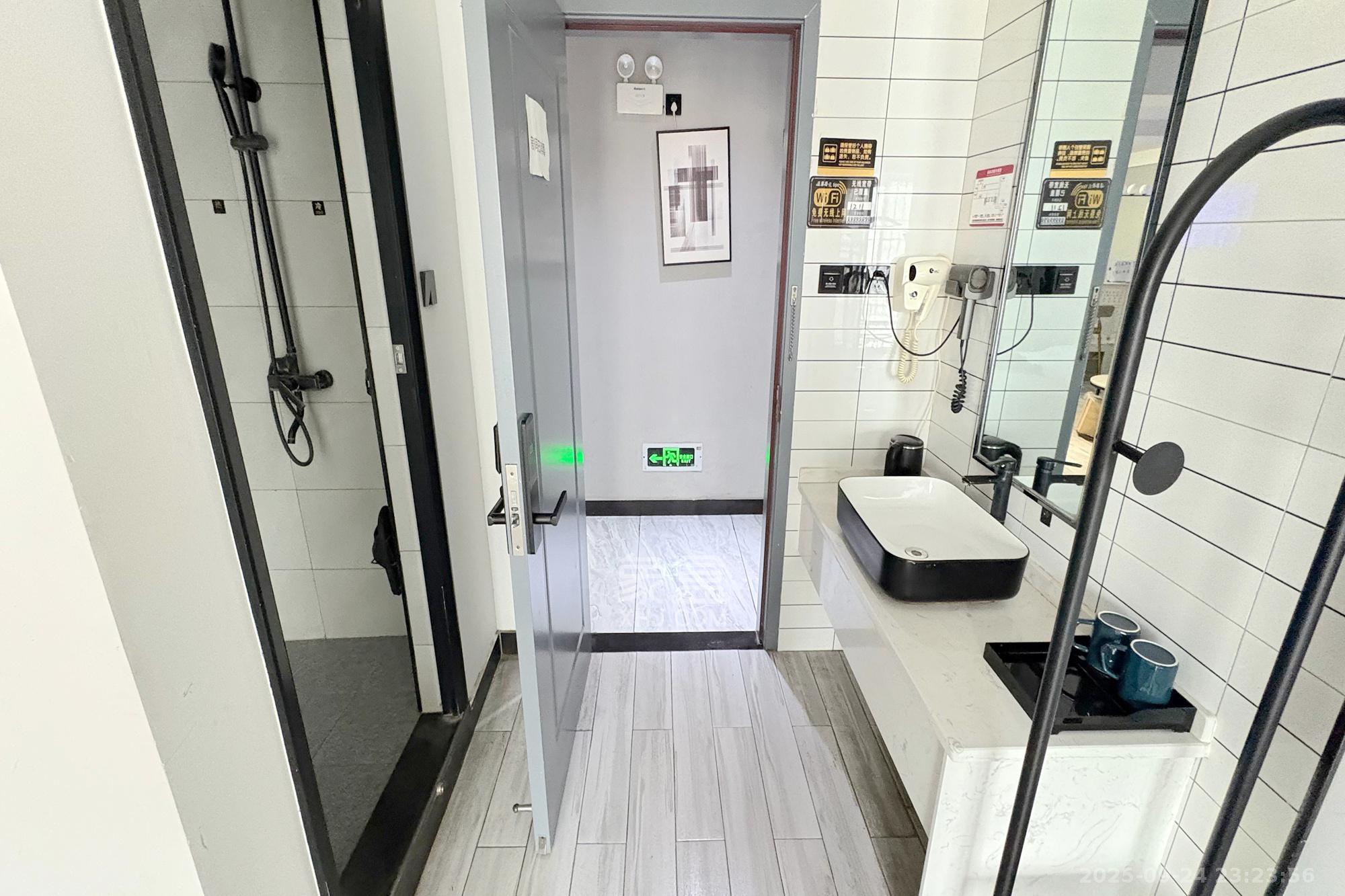 鸿盛大厦  4室2厅2卫    150.0万卫生间