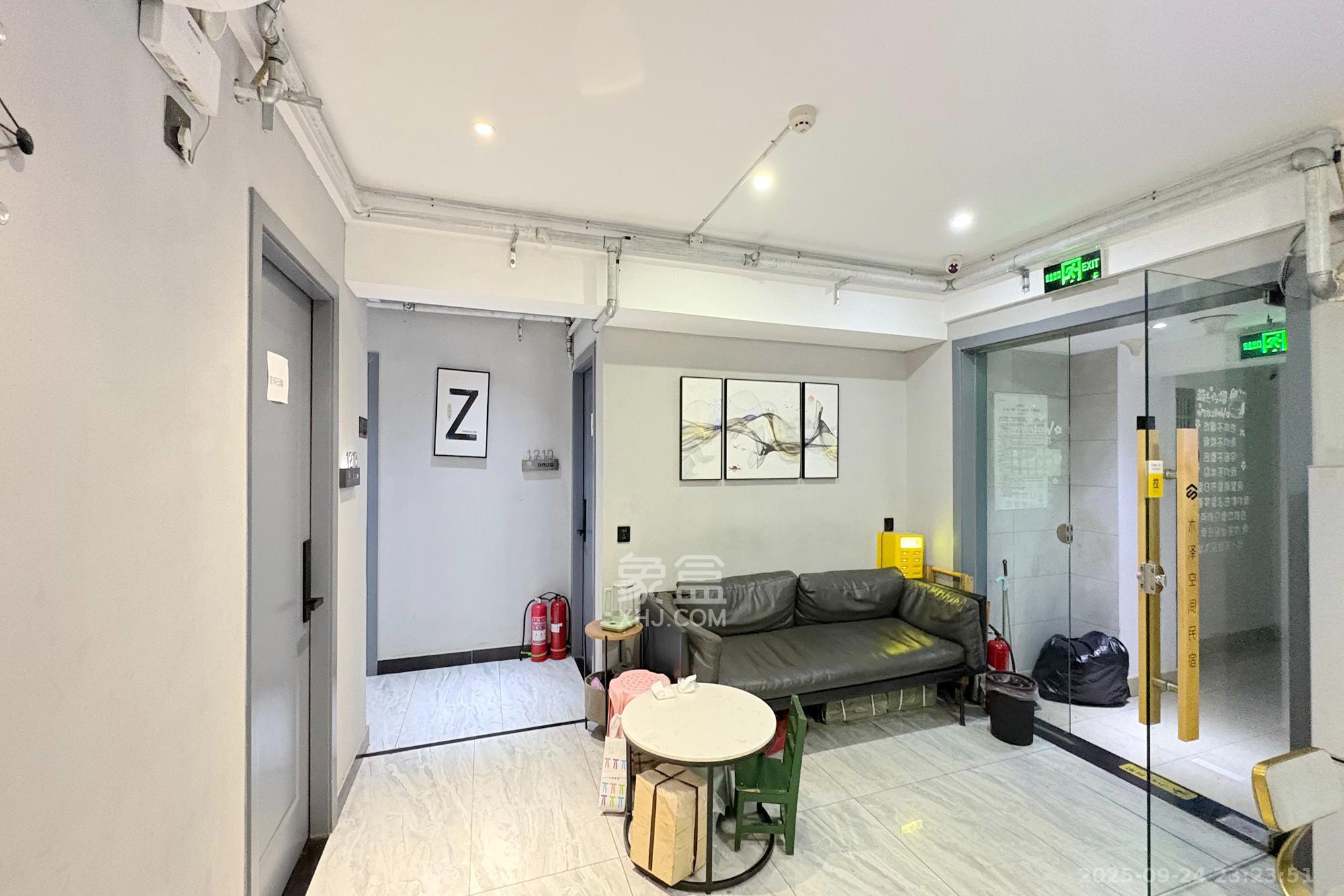 鸿盛大厦  4室2厅2卫    150.0万客厅