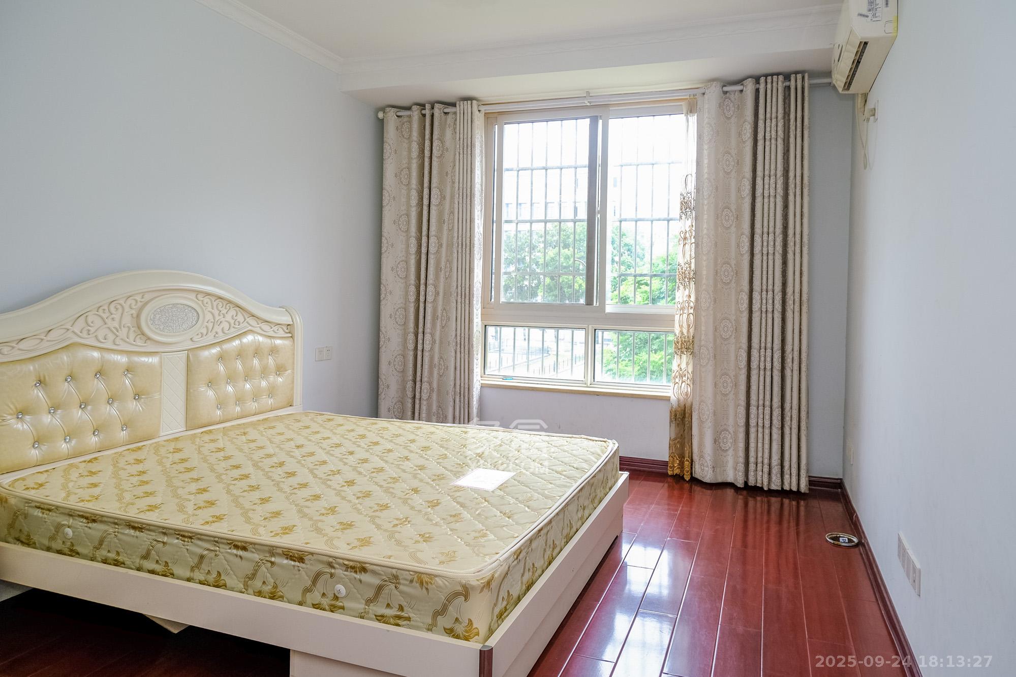 山水湾 3室2厅2卫 1700.0元/月 山水湾 3室2厅2卫 1700.0元/月室内图