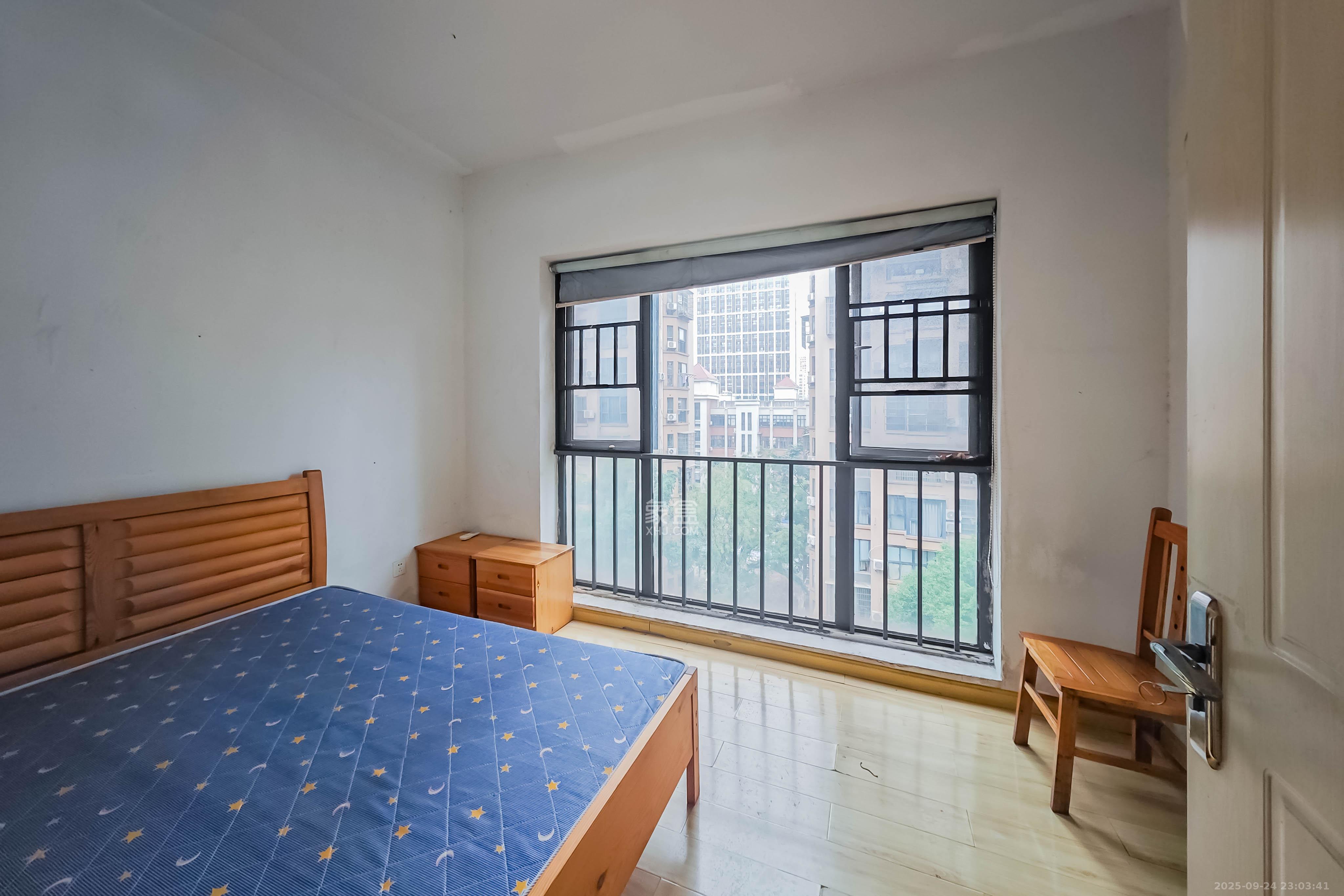 中城丽景香山园 3室2厅2卫 89.0万 中城丽景香山园 3室2厅2卫 89.0万卧室