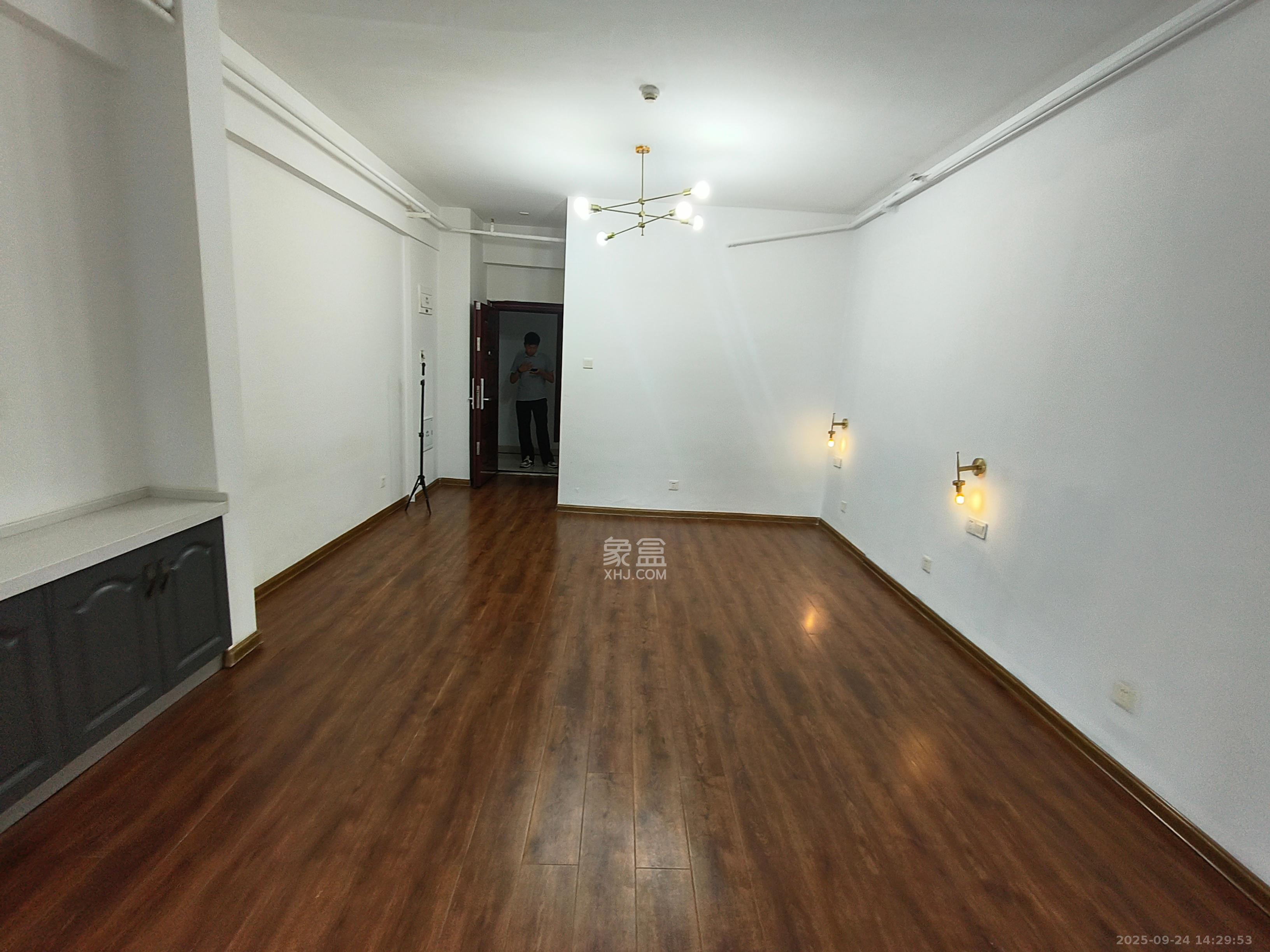 第六都（陆都小区）  1室1厅1卫    1700.0元/月室内图