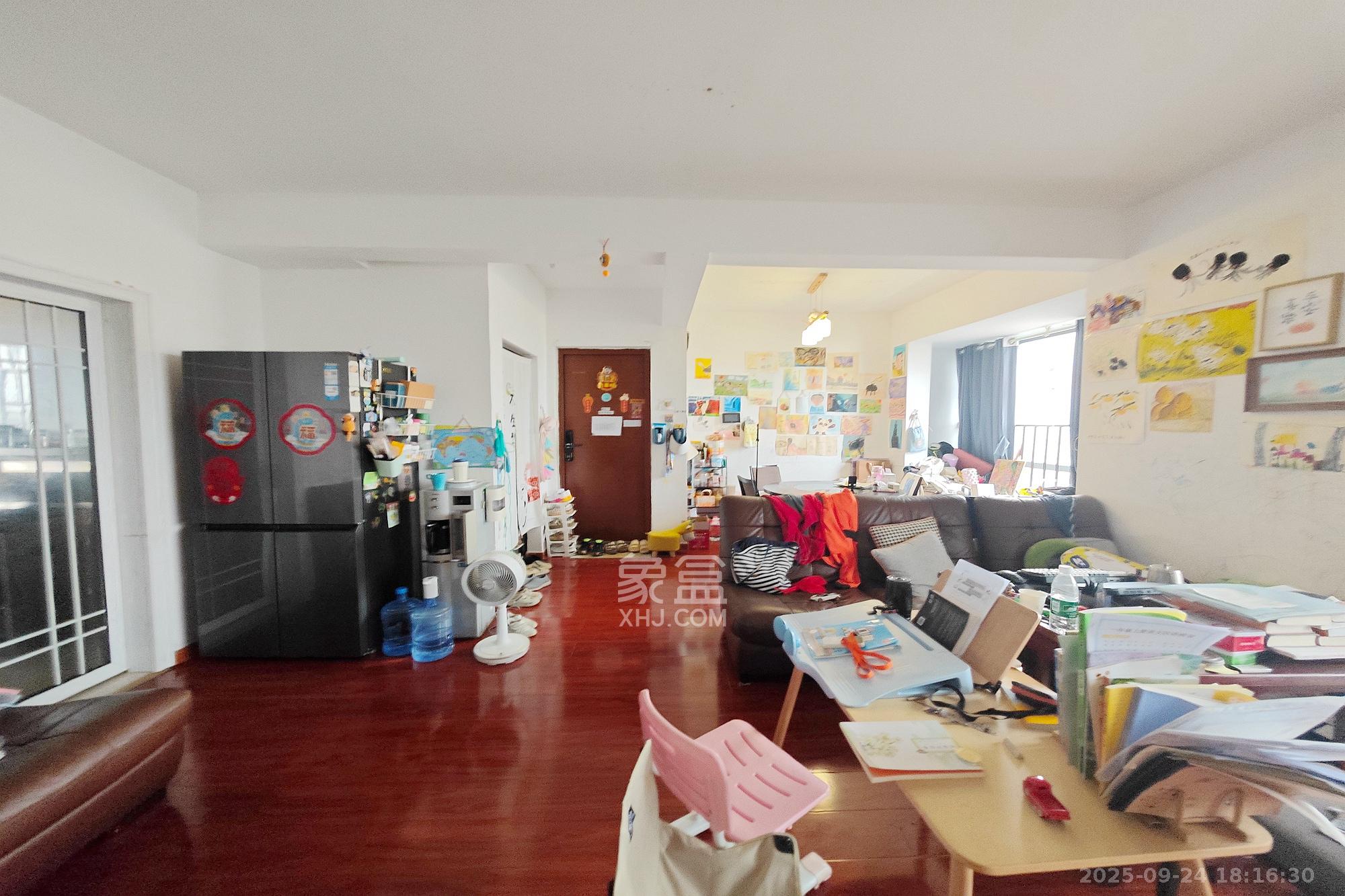 万博汇 3室2厅2卫 158.0万 万博汇 3室2厅2卫 158.0万客厅