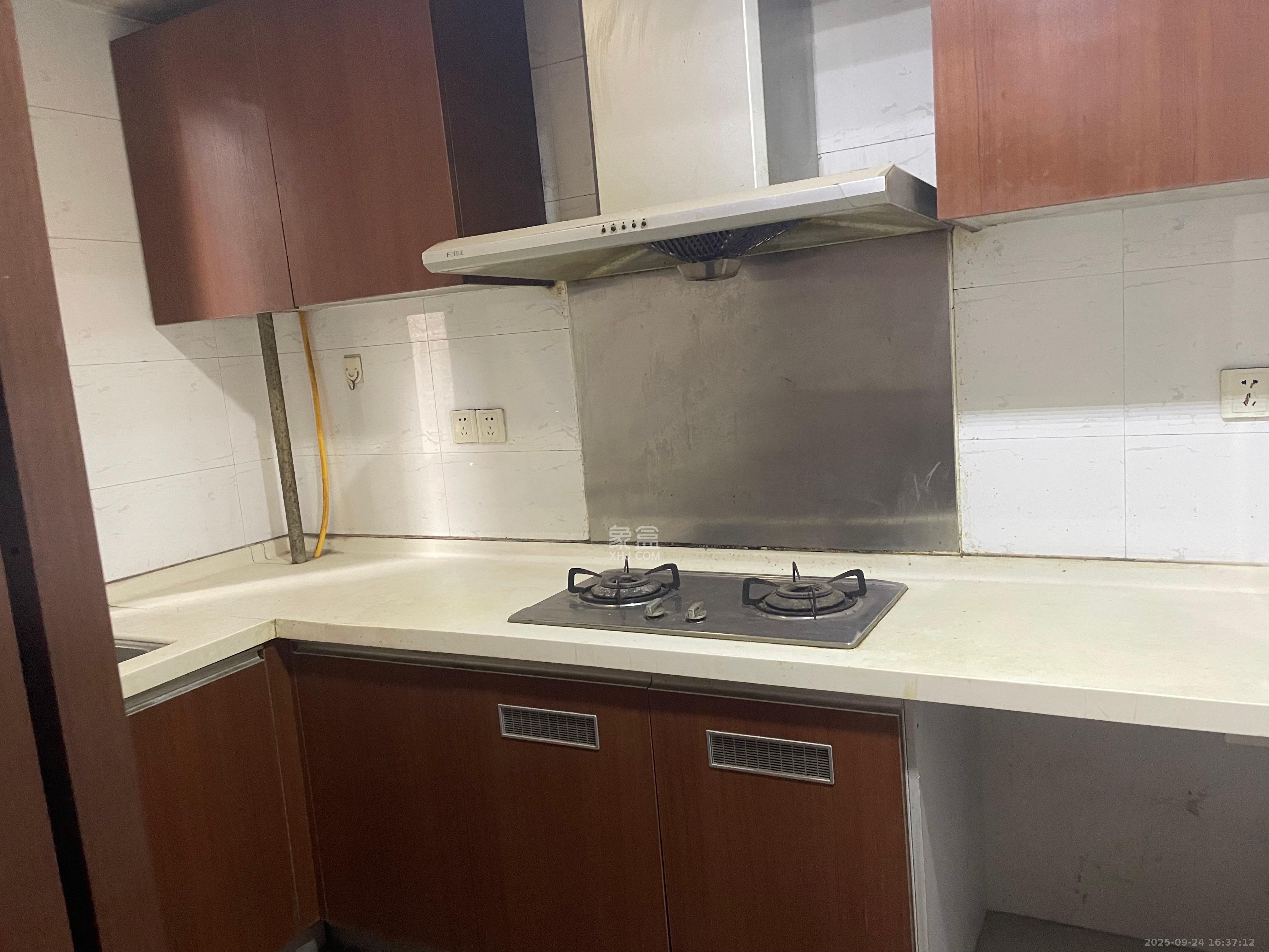 万科城市花园  3室2厅2卫    2000.0元/月室内图