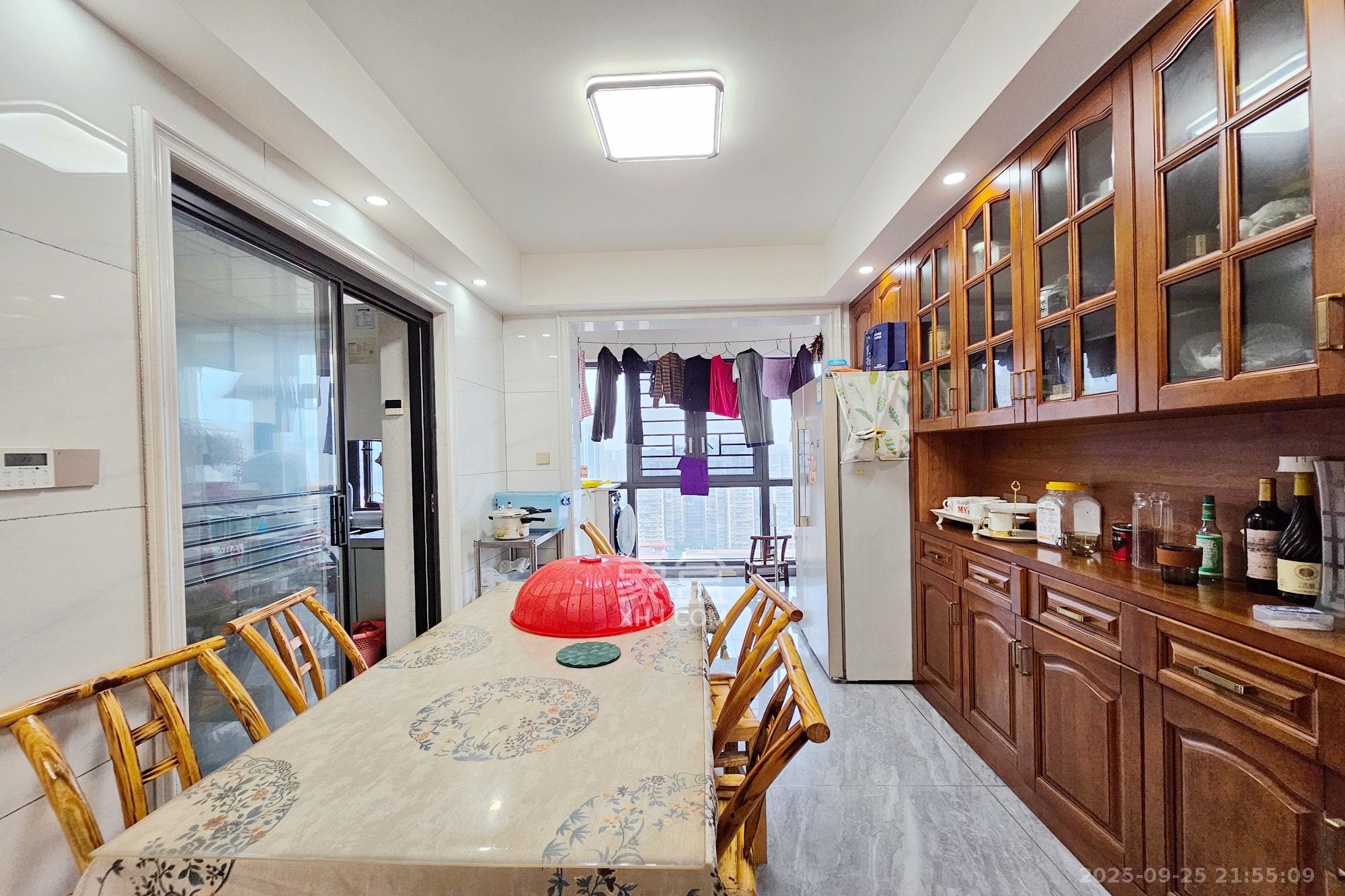 长房东旭国际 4室2厅2卫 192.0万 长房东旭国际 4室2厅2卫 192.0万客厅