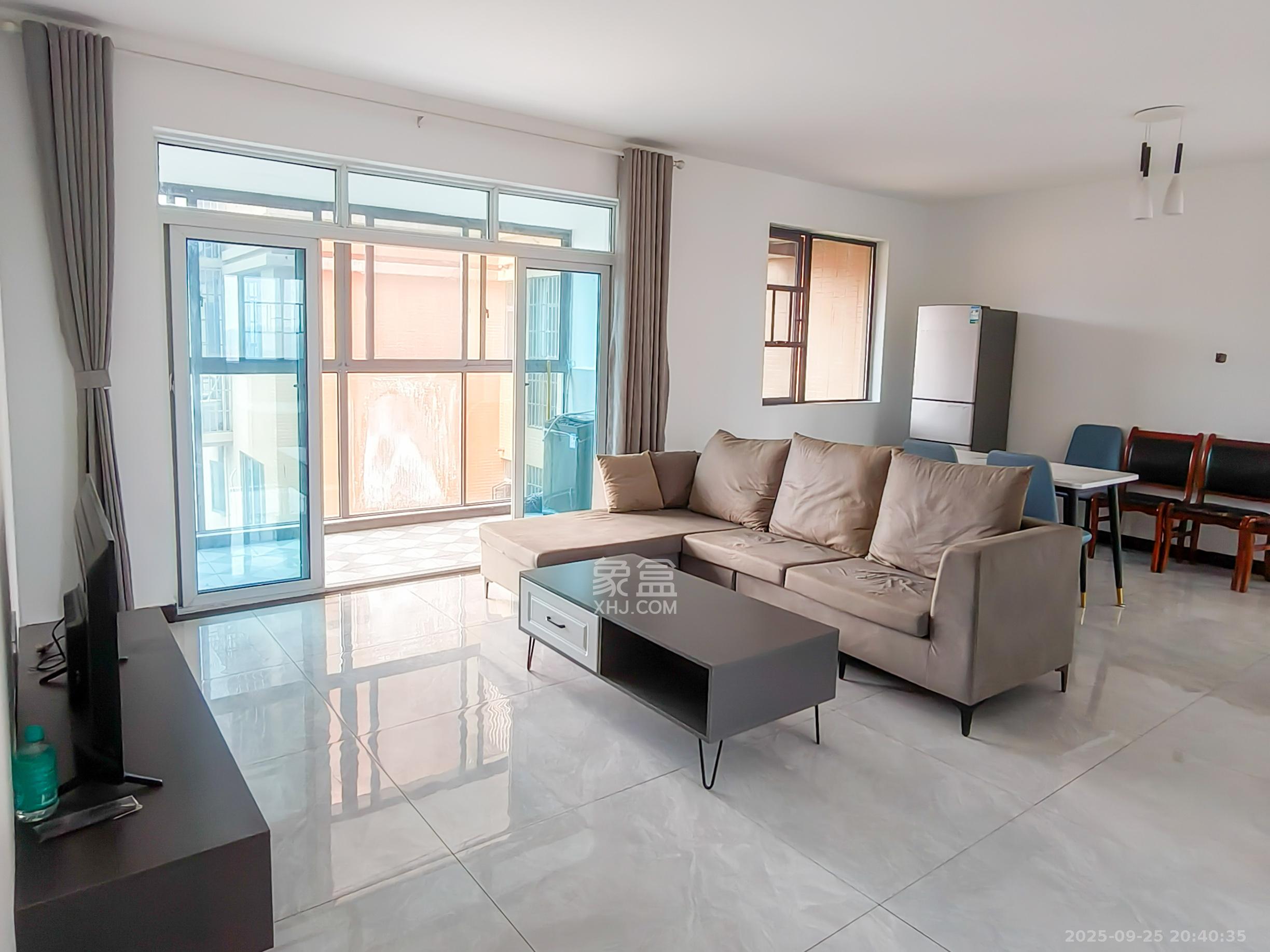 盛地领航城  4室2厅2卫    69.8万客厅