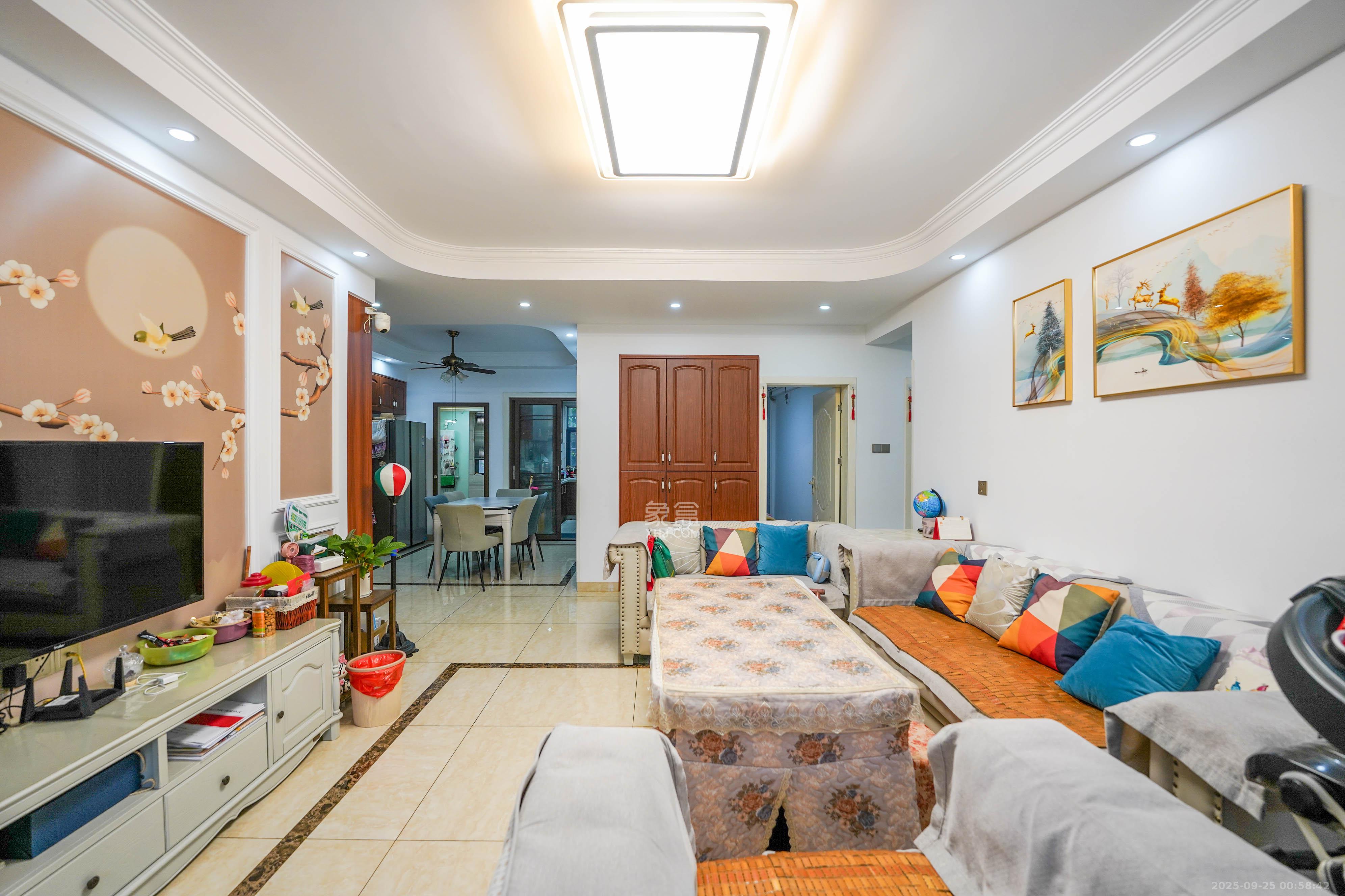 和美星城 1室2厅2卫 98.0万 和美星城 1室2厅2卫 98.0万客厅