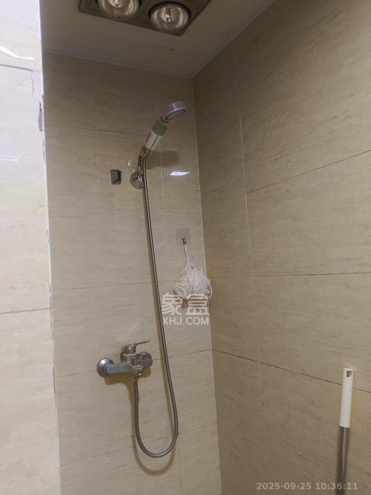 绿地中央广场  1室1厅1卫    1400.0元/月室内图