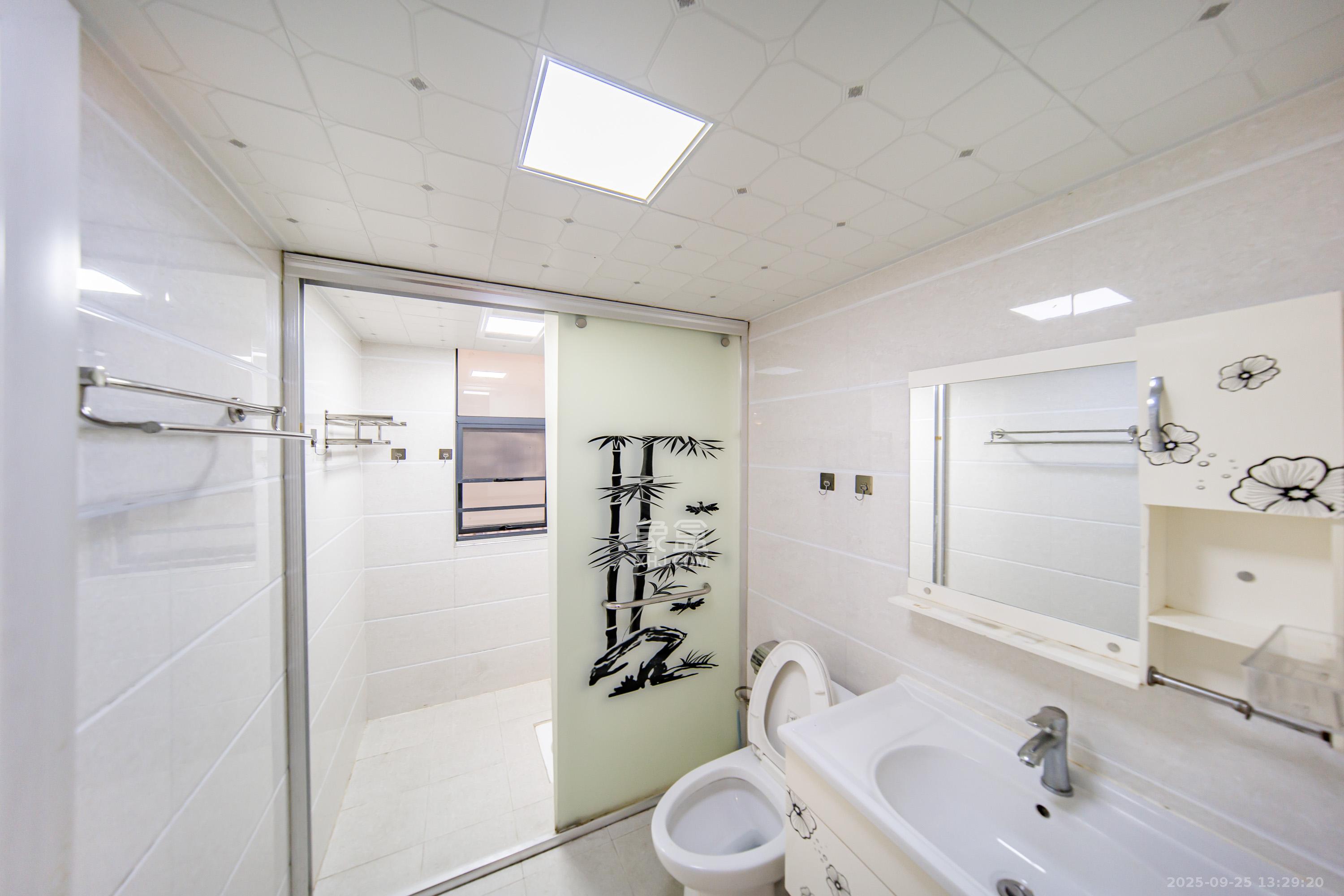 兰亭湾畔 3室2厅1卫 89.8万 兰亭湾畔 3室2厅1卫 89.8万卫生间