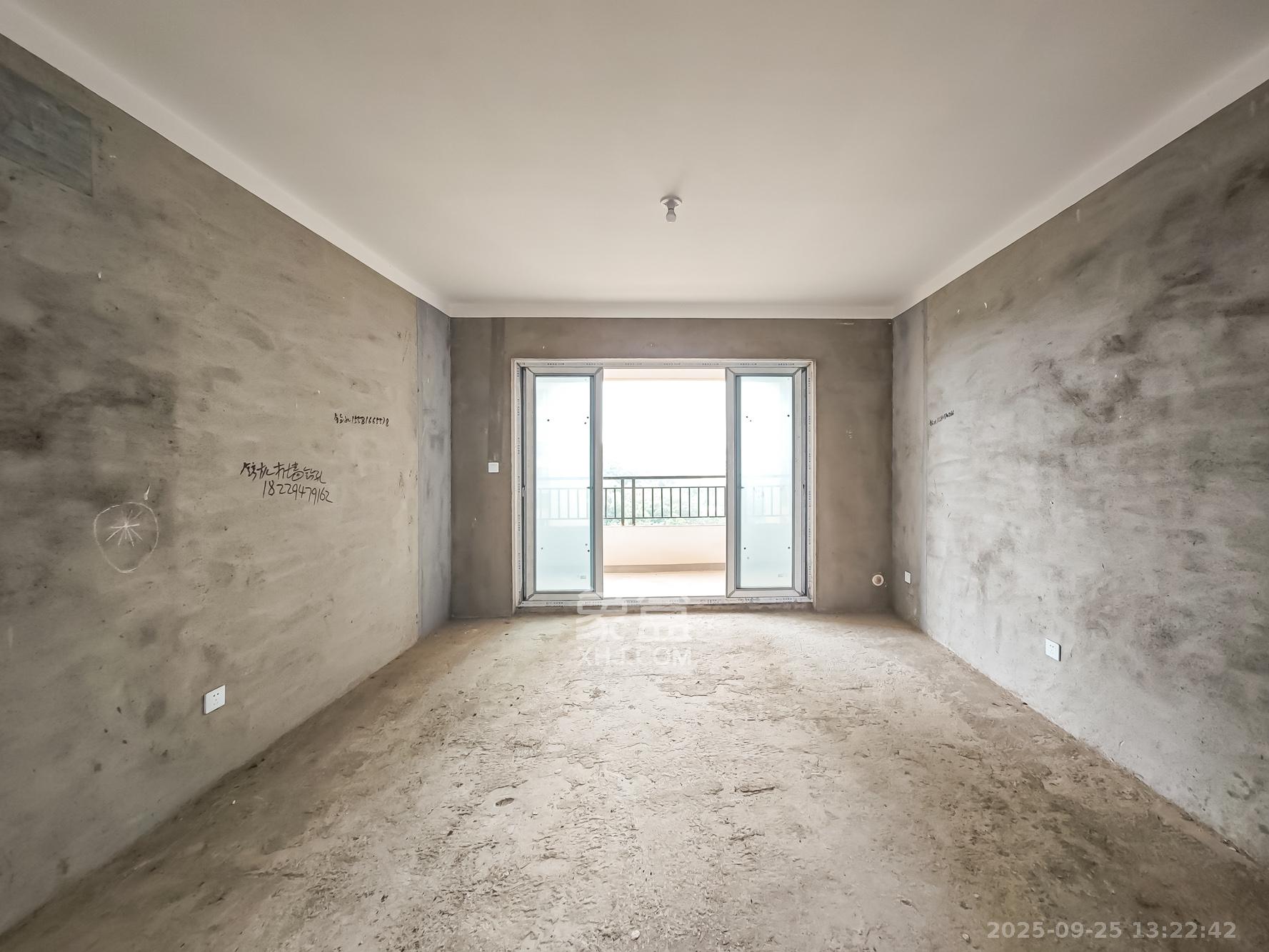 钱隆世家  4室2厅2卫    125.0万客厅