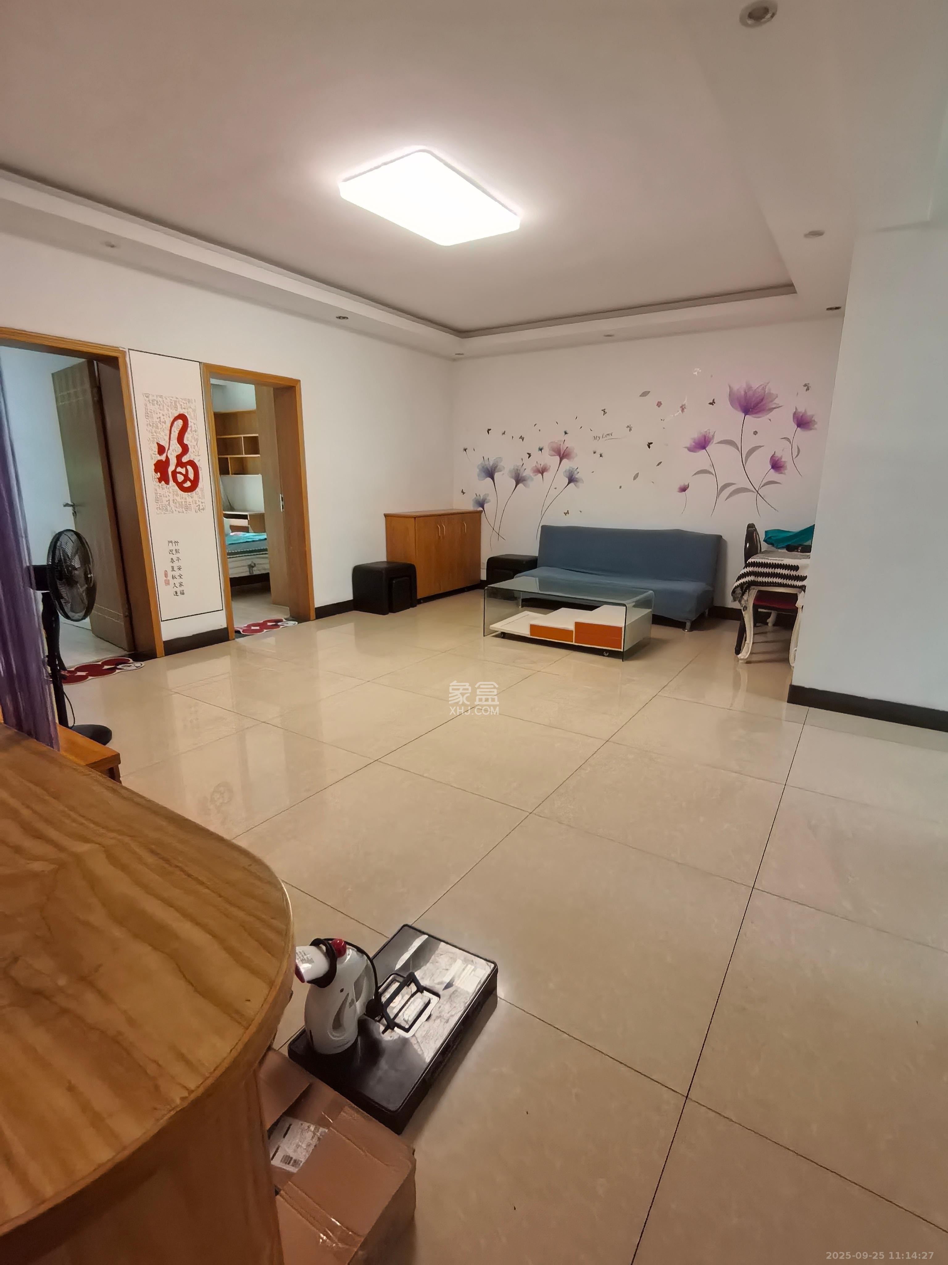 中南汽车世界  3室2厅1卫   1200.00元/月
