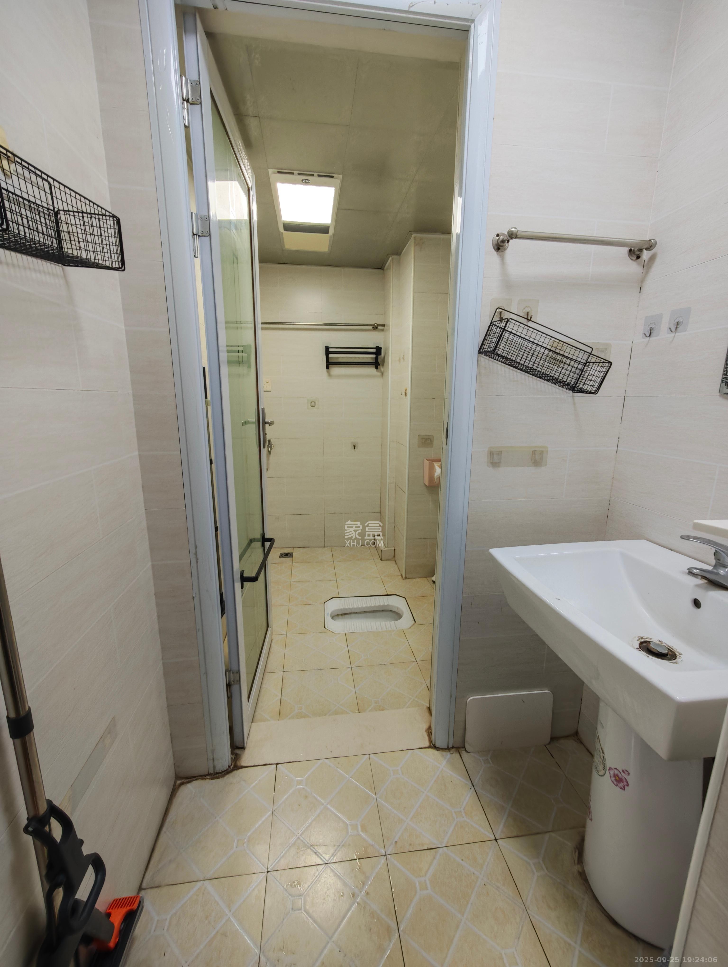 中国铁建国际城一期 1室1厅1卫 1200.0元/月 中国铁建国际城一期 1室1厅1卫 1200.0元/月室内图