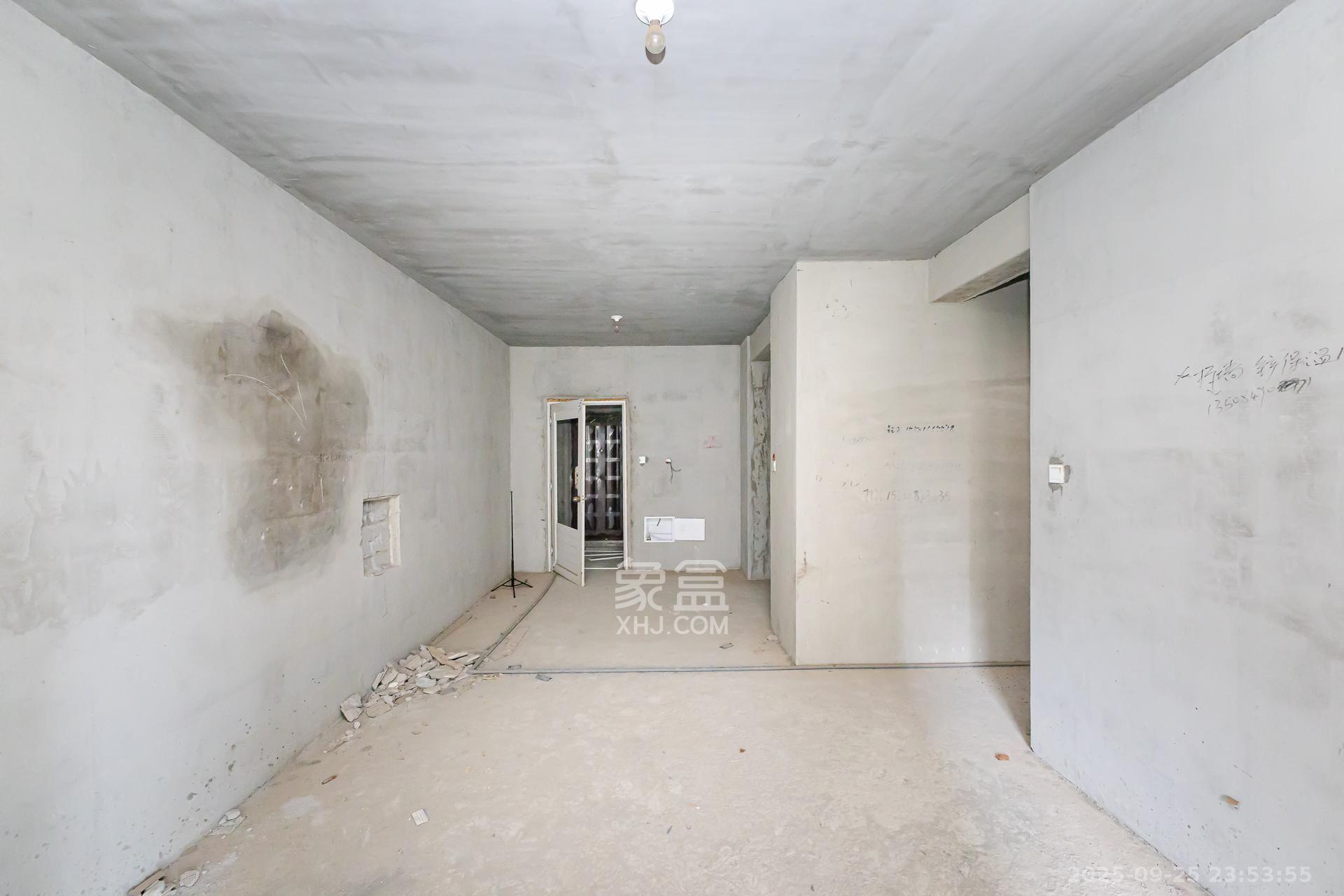 嘉宇银杉(嘉宇西苑) 3室2厅2卫 75.0万 嘉宇银杉(嘉宇西苑) 3室2厅2卫 75.0万客厅