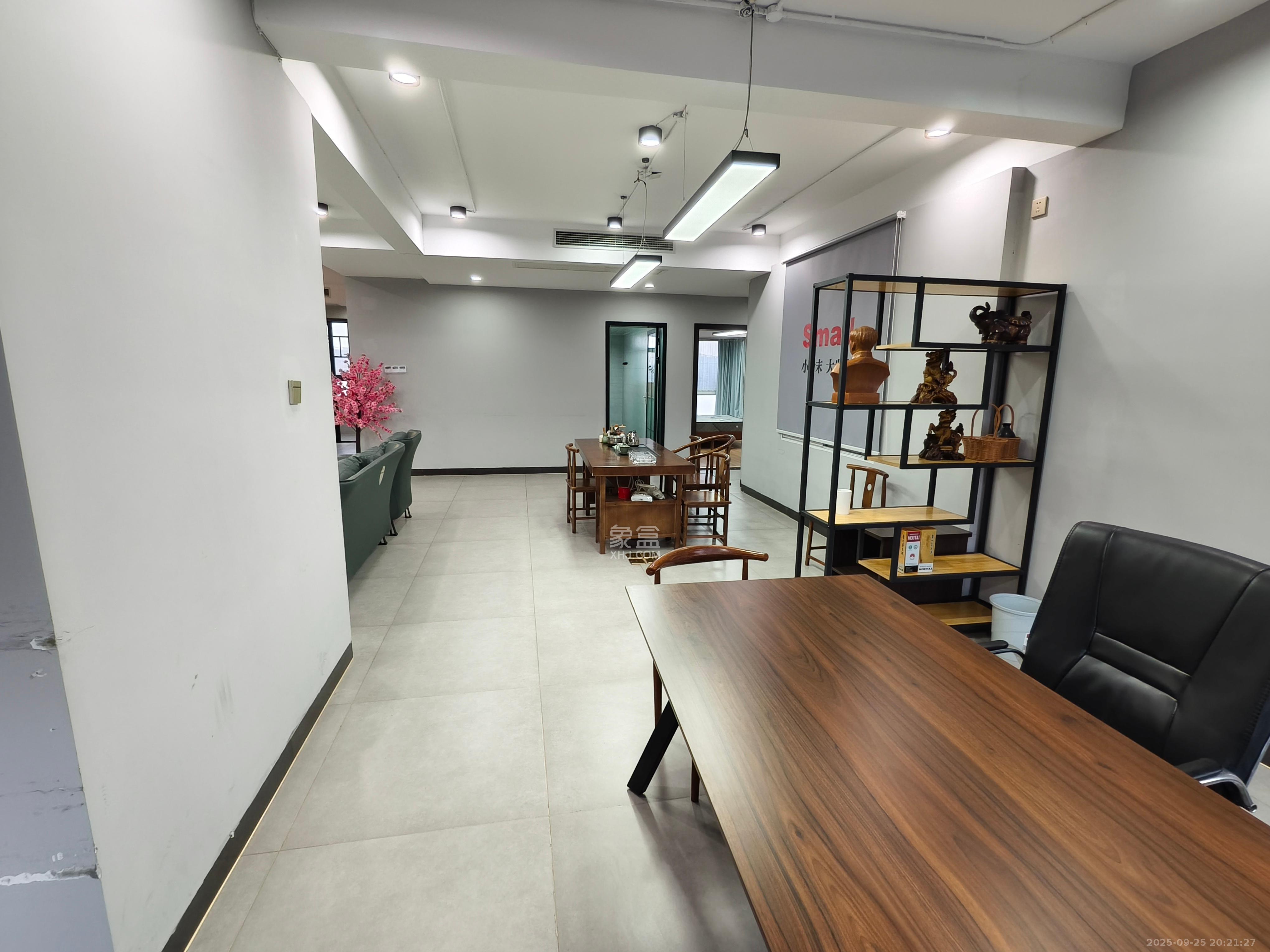 湘林家园(湘林小区电梯房) 4室2厅2卫 4800.0元/月 湘林家园(湘林小区电梯房) 4室2厅2卫 4800.0元/月室内图