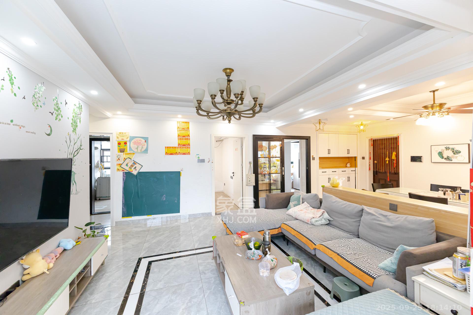 勤诚达新界 4室3厅2卫 91.8万 勤诚达新界 4室3厅2卫 91.8万客厅