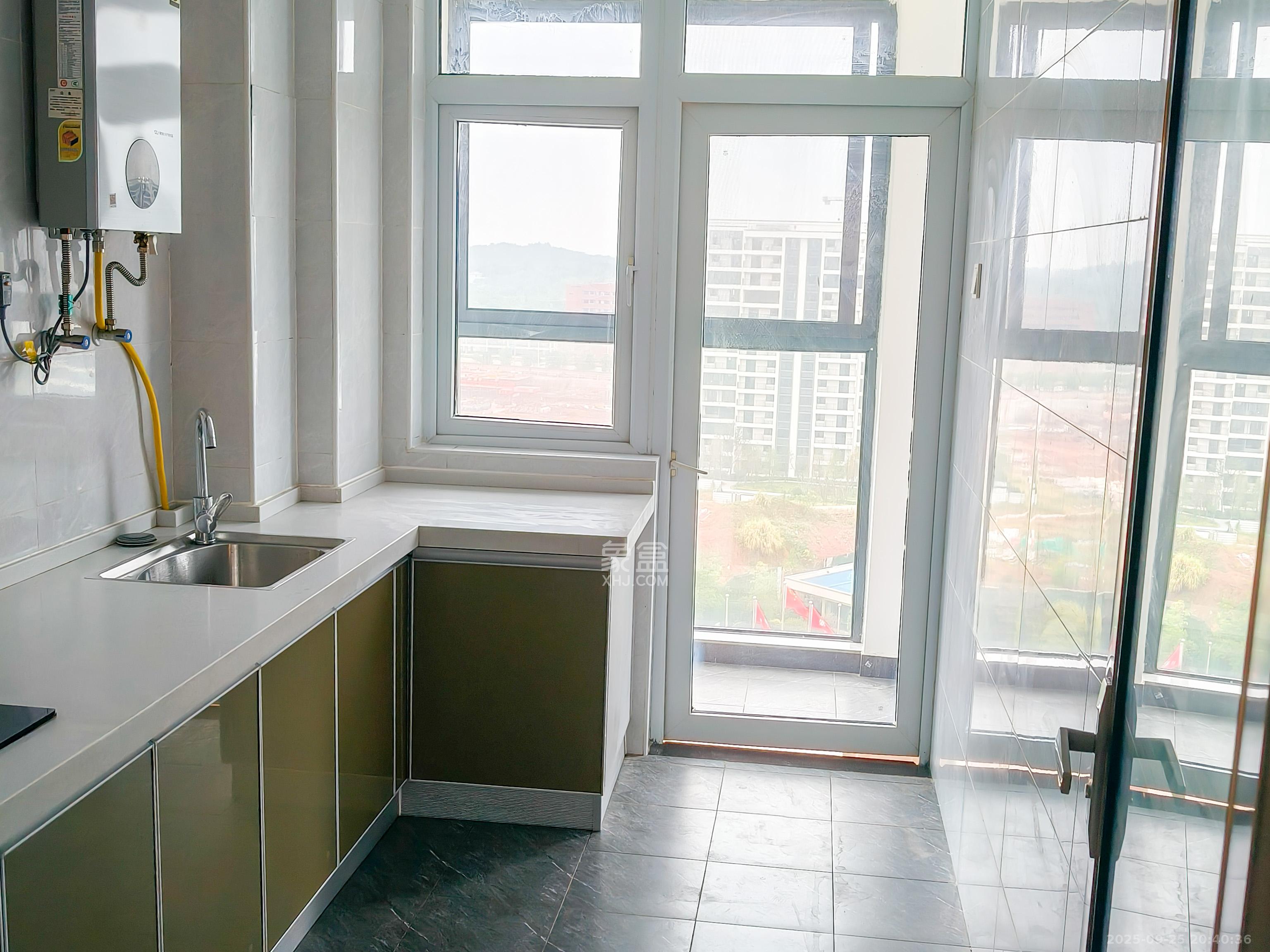 盛地领航城  4室2厅2卫    69.8万厨房