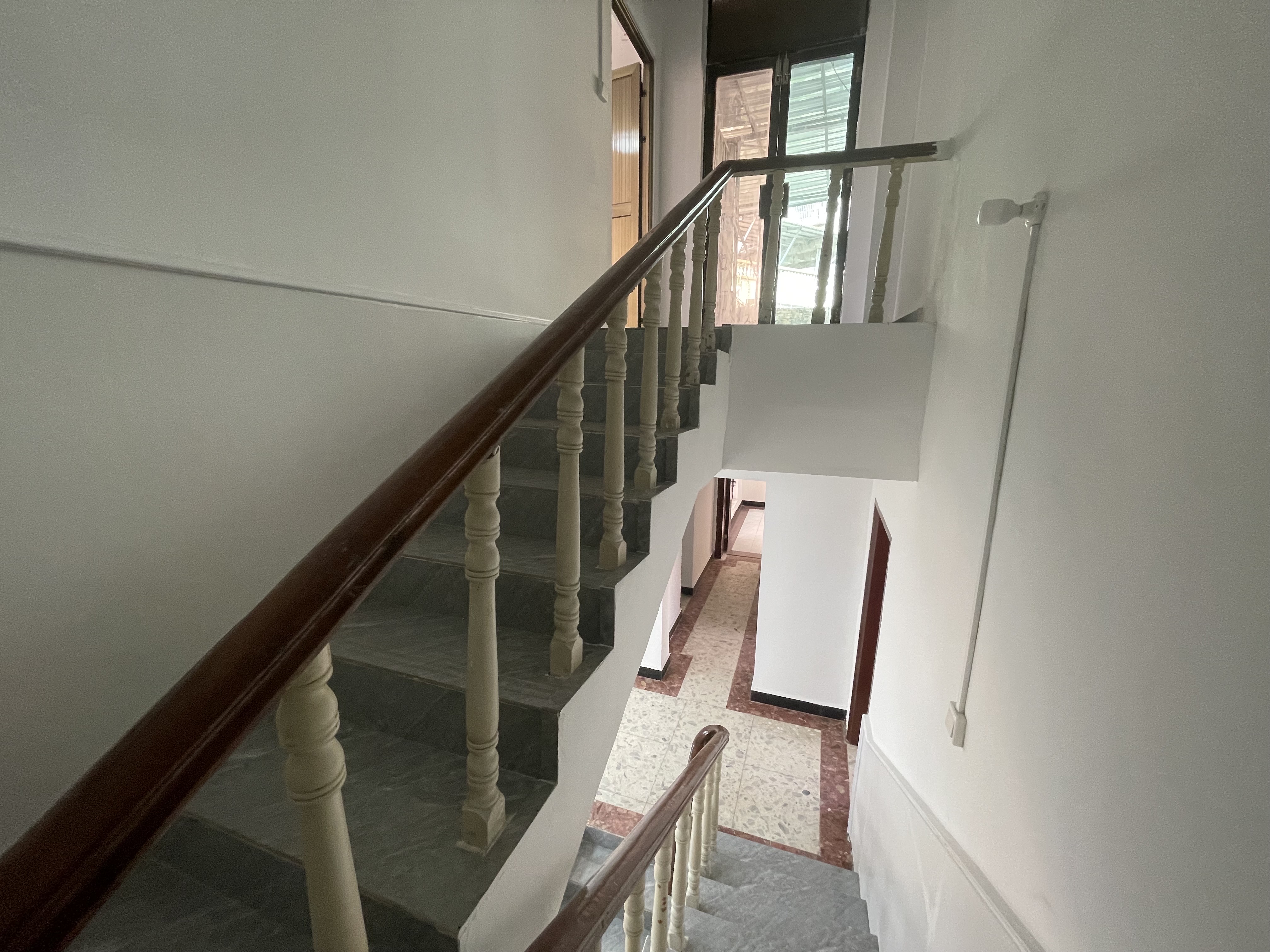 华汇别墅小区 5室2厅3卫 9000.0元/月 华汇别墅小区 5室2厅3卫 9000.0元/月室内图