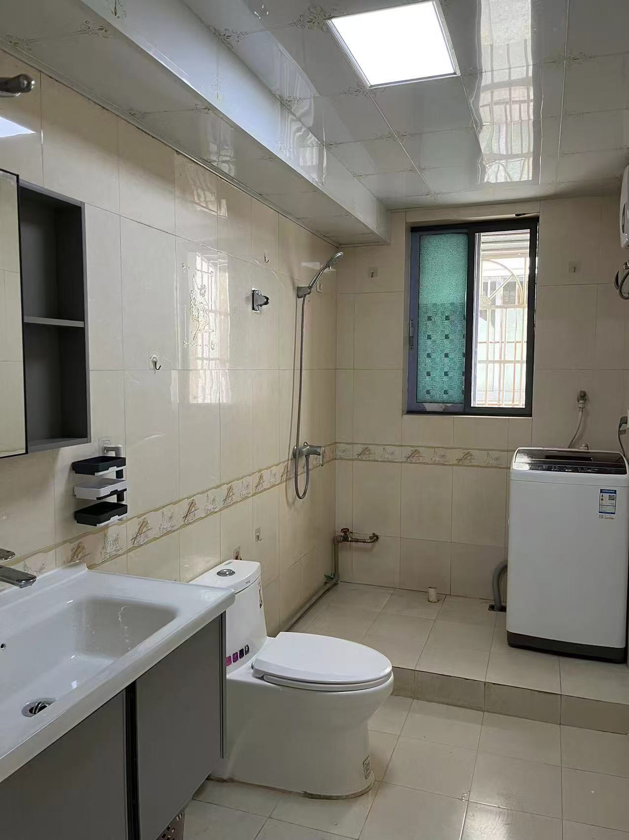 滨江花园(青年路) 3室2厅2卫 2500.0元/月 滨江花园(青年路) 3室2厅2卫 2500.0元/月室内图