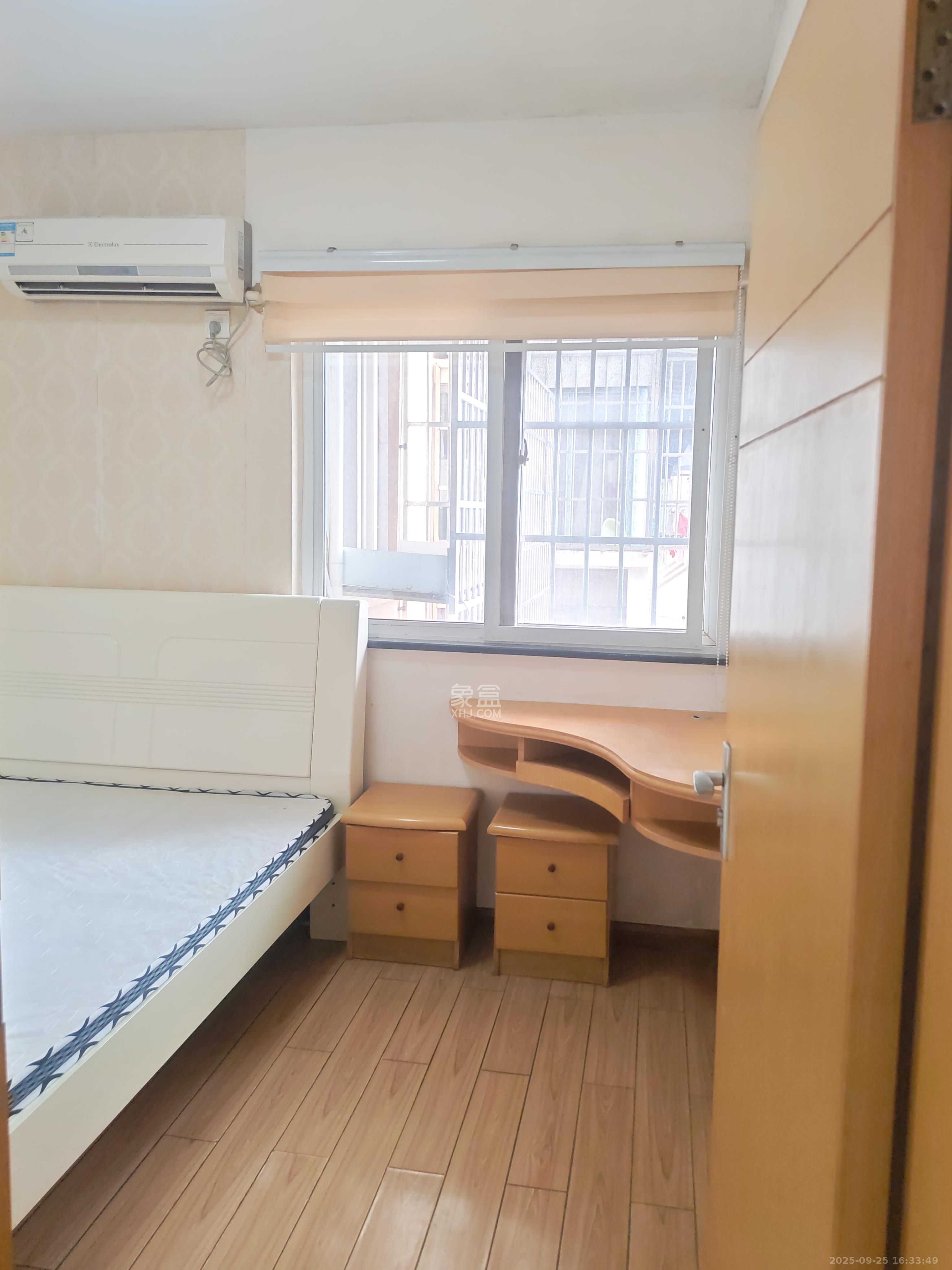 德润园  1室2厅1卫   2200.00元/月室内图