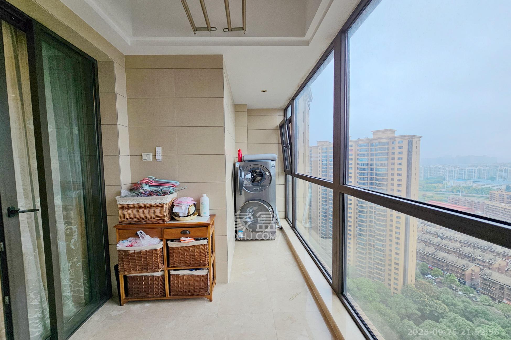 运达中央广场一、二期 3室2厅3卫 320.0万 运达中央广场一、二期 3室2厅3卫 320.0万阳台