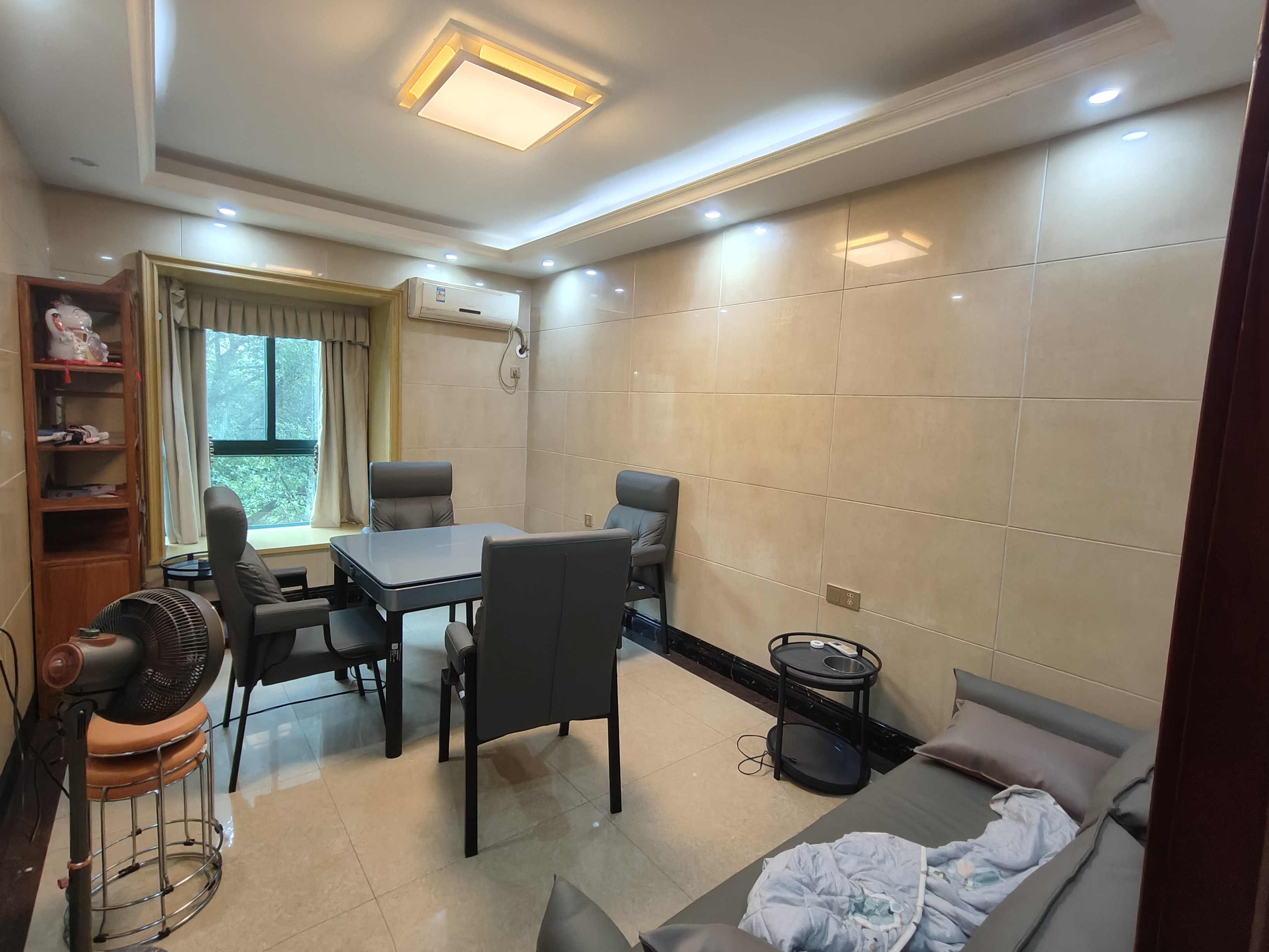 俊景花园  4室2厅2卫    85.0万客厅