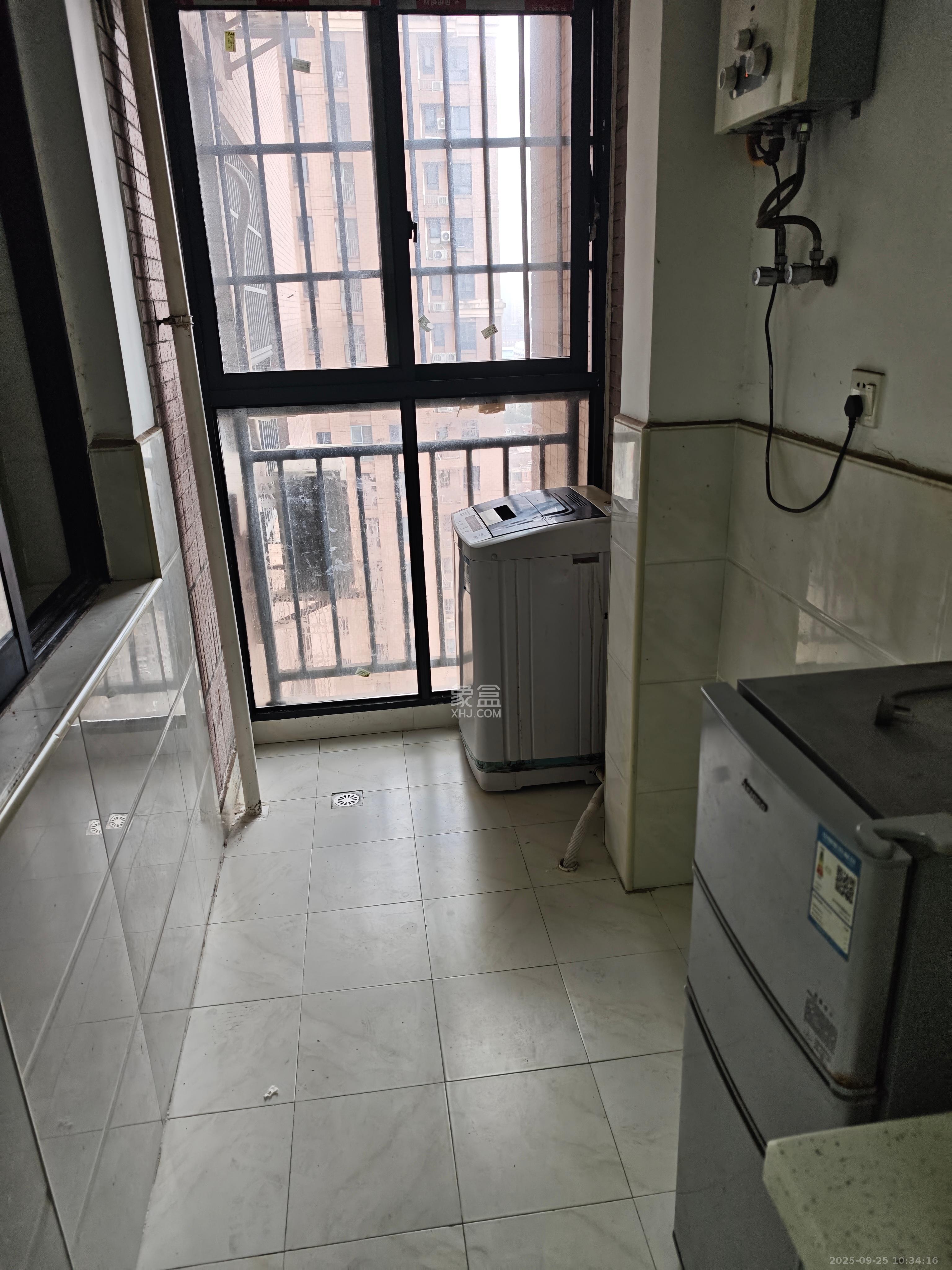 三一街区  3室2厅1卫   1700.00元/月室内图