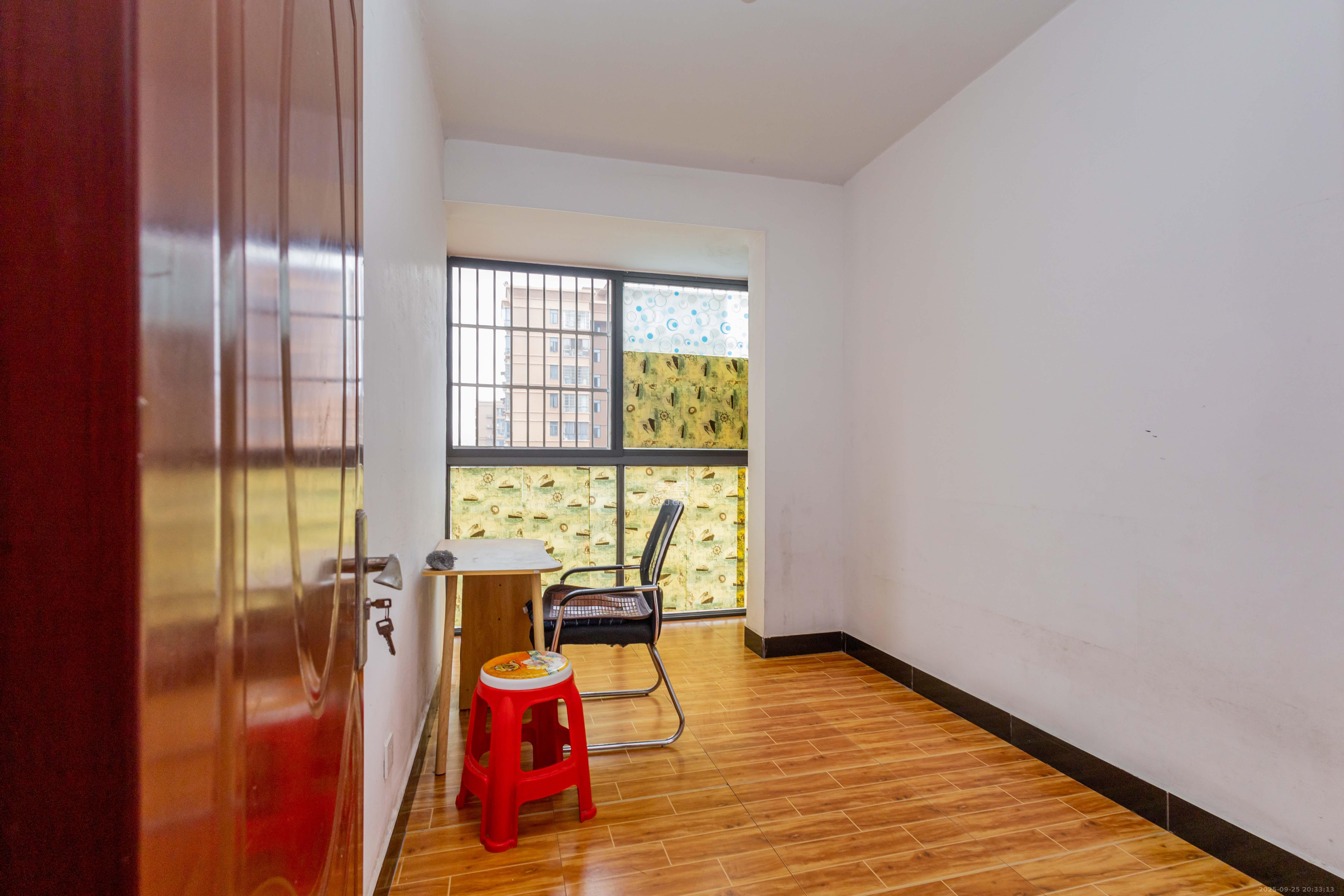 紫华郡 3室2厅2卫 50.0万 紫华郡 3室2厅2卫 50.0万卧室