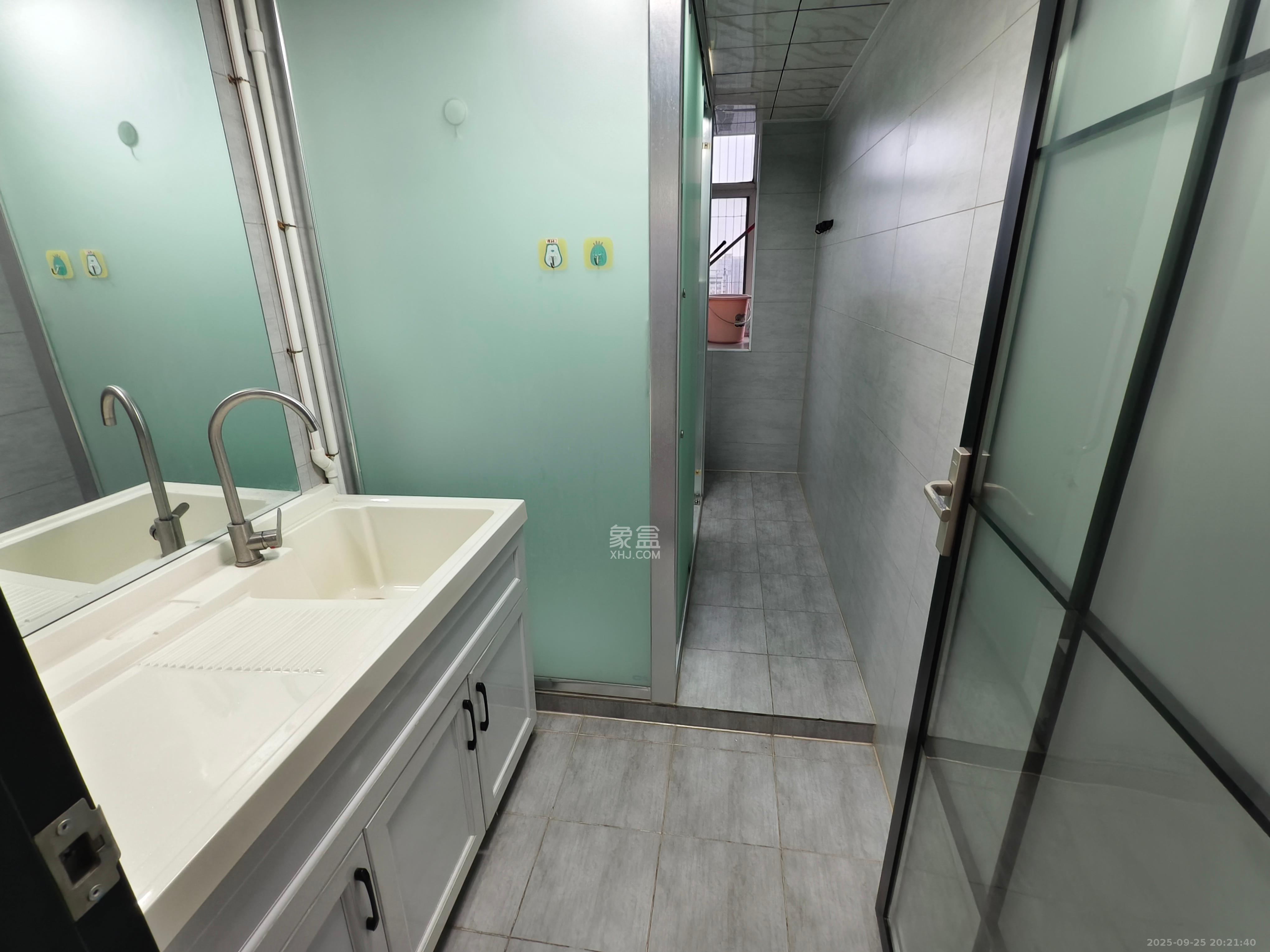 湘林家园(湘林小区电梯房) 4室2厅2卫 4800.0元/月 湘林家园(湘林小区电梯房) 4室2厅2卫 4800.0元/月室内图