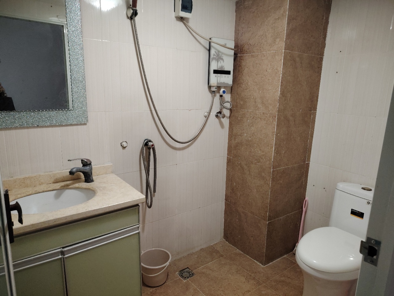 金水湾 1室1厅1卫 1300.0元/月 金水湾 1室1厅1卫 1300.0元/月室内图