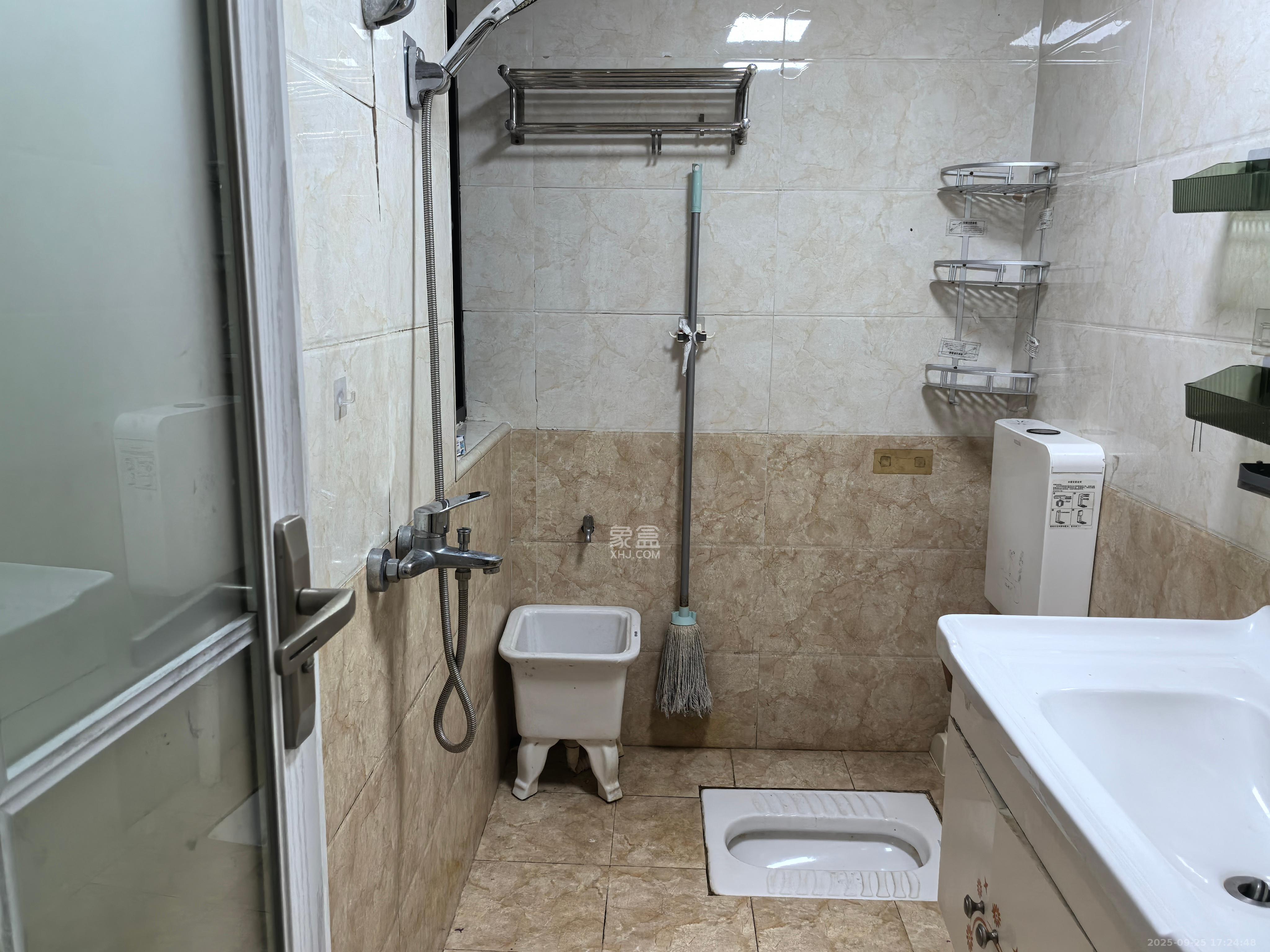 和庄  3室2厅2卫    2800.0元/月室内图