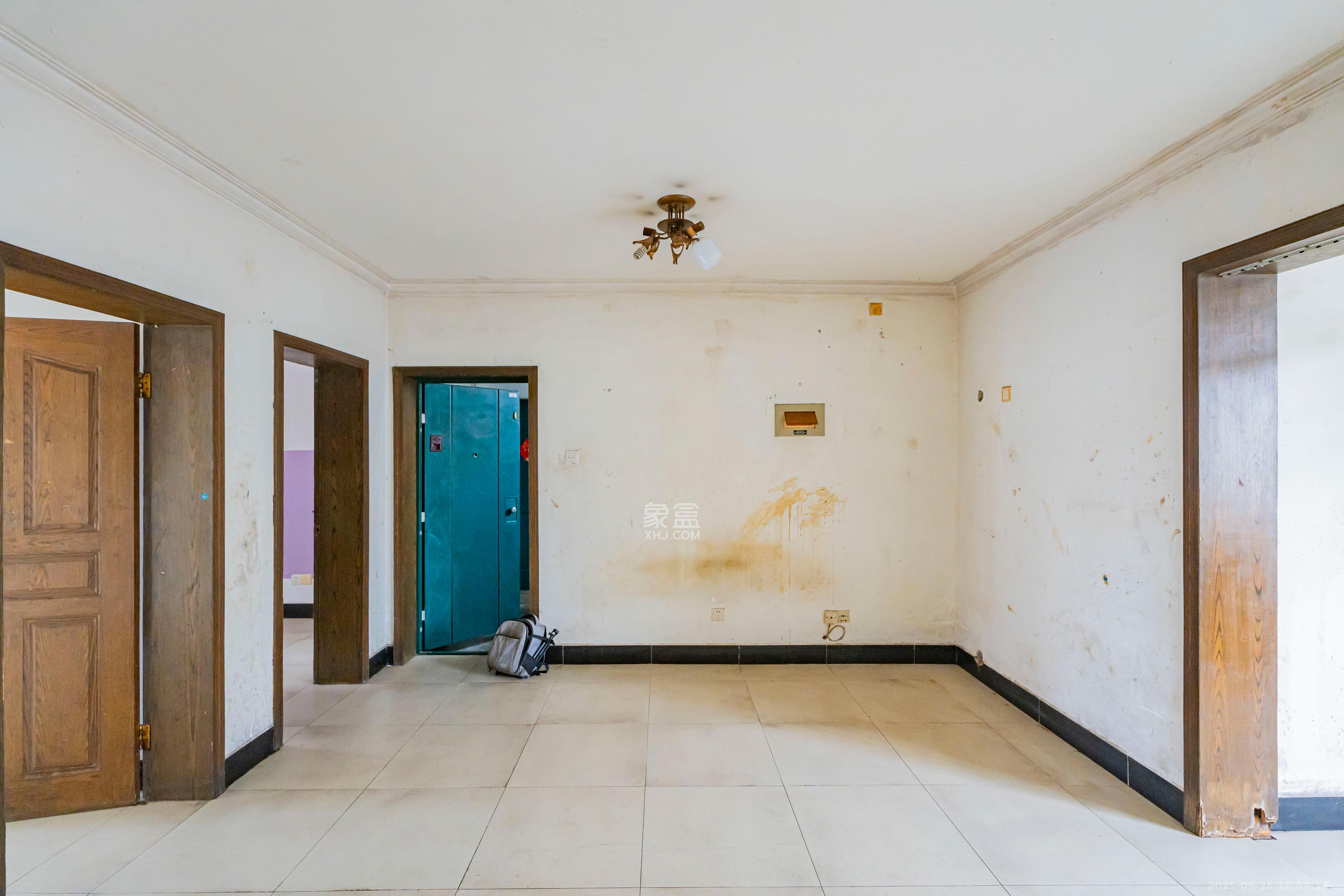 金帆小区 2室2厅1卫 39.8万 金帆小区 2室2厅1卫 39.8万客厅