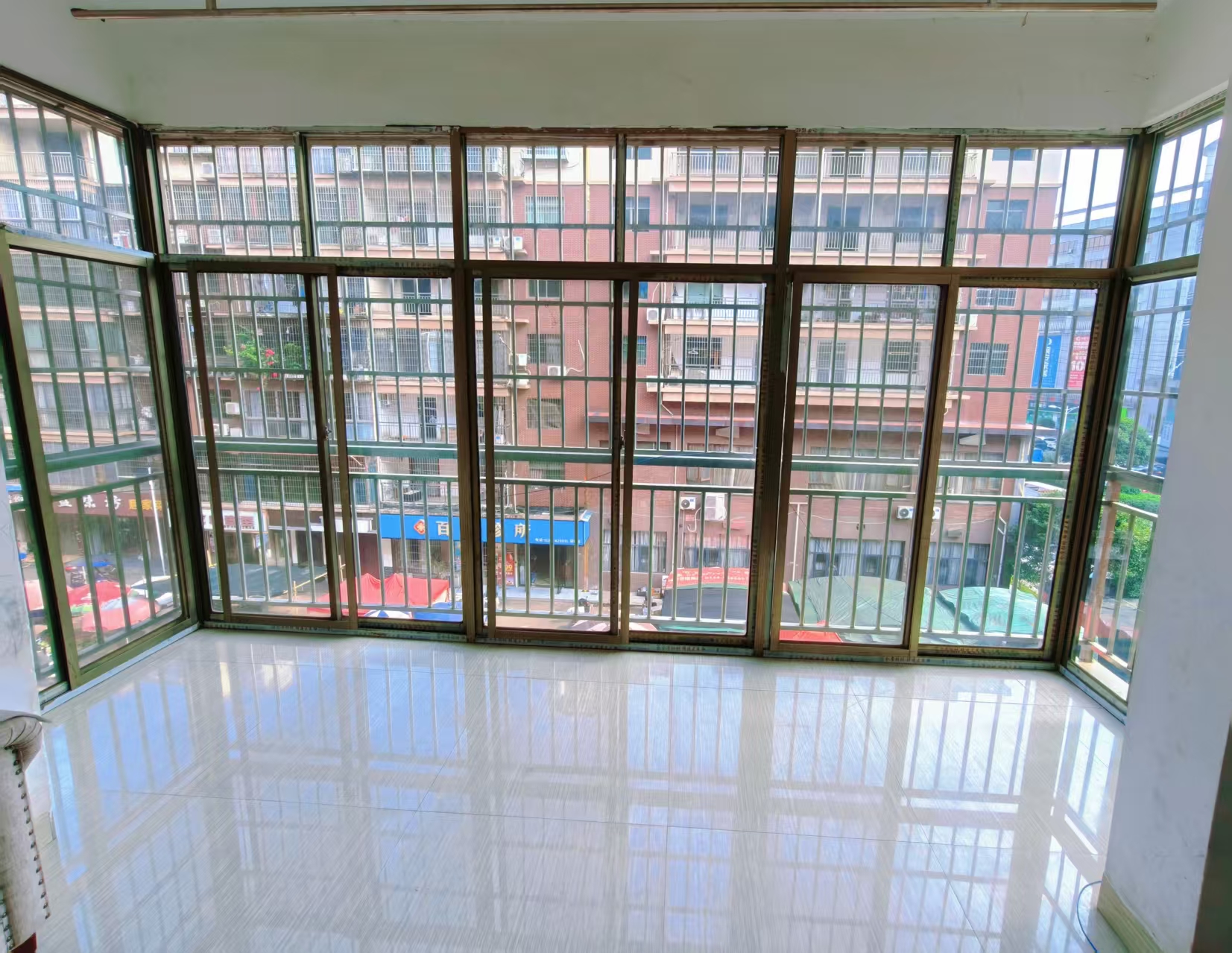 雅士林安置房  3室2厅2卫    1400.0元/月 雅士林安置房  3室2厅2卫    1400.0元/月室内图